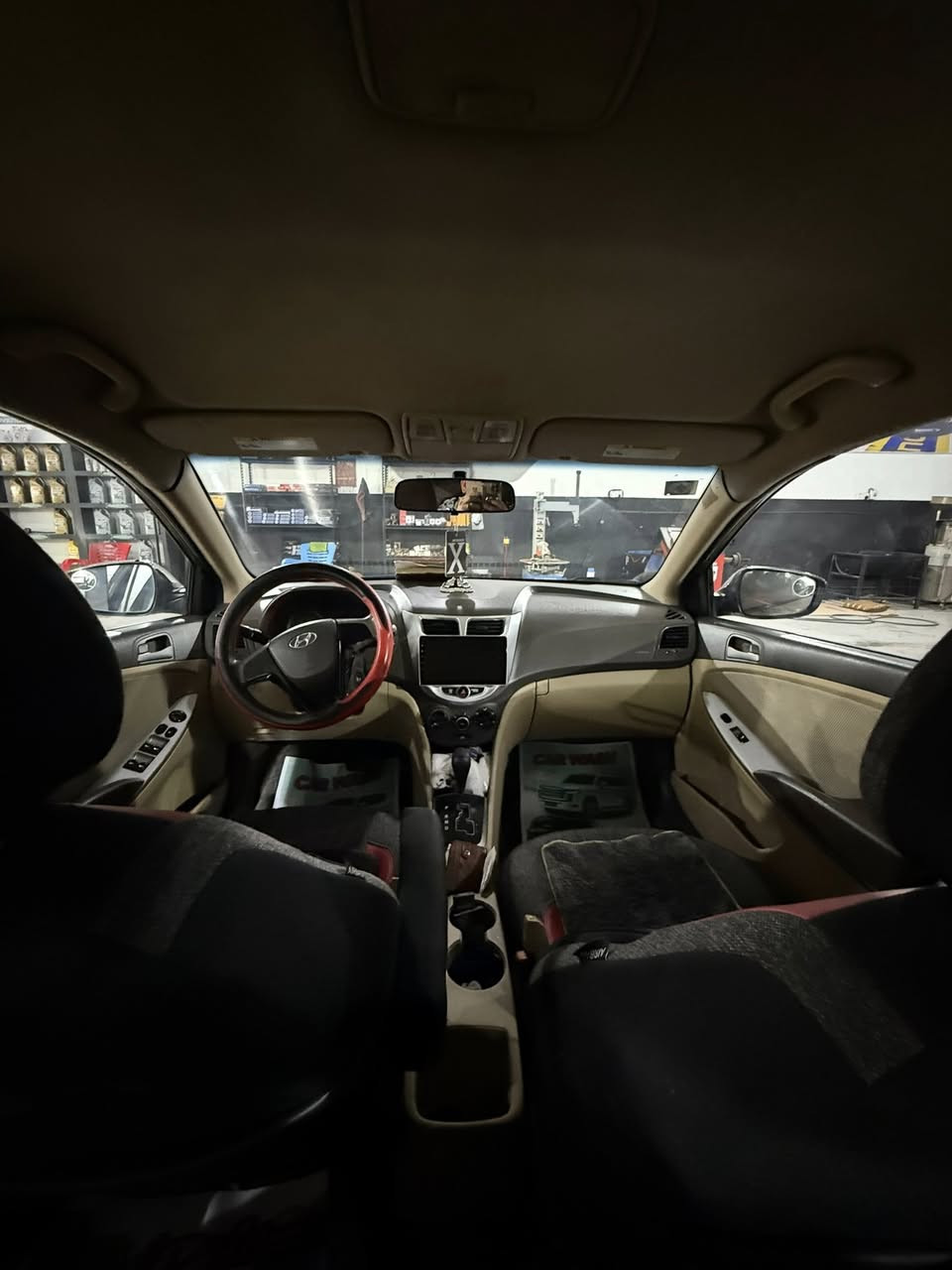 السلام عليكم 
سياره اكسنت موديل 2014 امريكي محرك 1600 رقم بغداد تحويل مباشر 
كير مكينه حداديه تبريد كفاله 
كامرا شاشه تايرات جدد باتري جديد حادثها جاملغ وبنيد 
وبيها رش جاملغ امامي فقط.
كهربائيات كله شغال تجي وتشوف بعينك واستخدام شخصي السعر 80 وبيها مجال بسيط المكان بابل ***********
