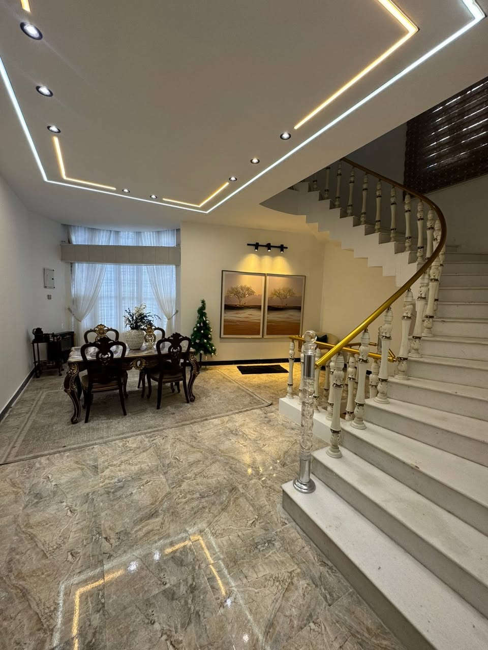 يتوفر بيت ركن مساحه ٢٠٤ م
في الجمعيات الاولى 
للاستفسار الاتصال على الرقم التالي 
***********
