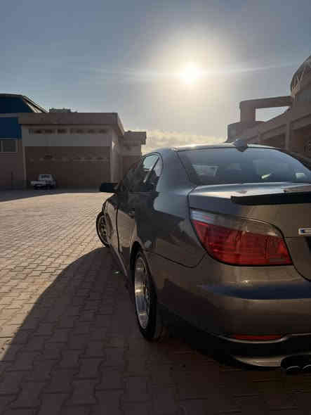 السلام عليكم 
BMW e60 528
فول مواصفات وارد أمريكي 
تحكمات ستيران كروس سرعه 
شاشه أندرويد اصليه c3
كير كوبرا اوتو عادي 
كهربائياته كله بلاد بدون جطل 
محرك نضيف جدأ بدون بخار ولا تنقيص ولا دوانز 
غرفته بلاد شركه جلد كنتاره + كهرباء وتدفه + بطين البيبان جلد 
ويل 2زايز بوس 
مري قلاب وإنارة المرايه الوسطيه اوتو دم 
تبريد أمام خلفي ثلج 
لد نهاري اوتو 
السياره التشغل بصمه 
فتحه بالقماره 

حادثه باب السايق ودوسه ضرر بسيط وربع من الجاملغ الخلفي 
شواصي ولغود وتكم مكفوله 
مصبوغه عام توحيد لون 
السياره بدون نقص  كله شغاله من محرك كير كهربائيات كامله 

رقم بغداد بسمي سنويه وهزه ورقم جديد 
ثاني يوم احولك 
مكان السياره بغداد الأعلام شارع البداله 
رقمي *********** 
السعر 118 بيه مجال لشراي
