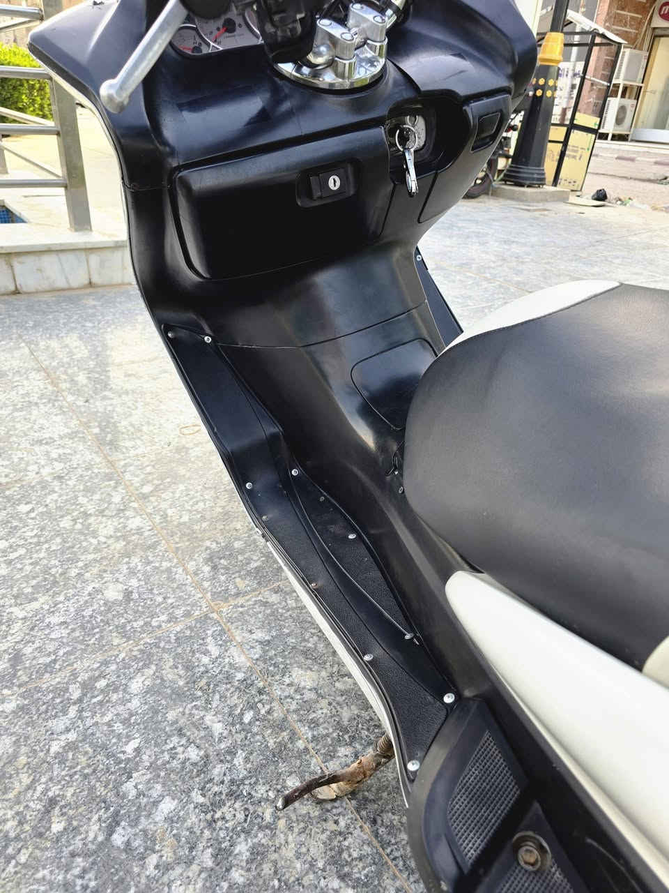 Yumaha magistea(يوماها ماجسته) .دبل رون 
دراجه خير ورحمه من الله 
حجم .250 cc 
مكينه خير من الله 
تاير جديد 
كهربائيا كلها شغاله ( كل)
زيت اصلي ( امزويل ) ماصارله ٥ ايام من بدلته 
عنوان / 
بابل / حله/ مركز المدينه
متواجد فيس 
باقي التفاصيل خاص
واتساب ***********
