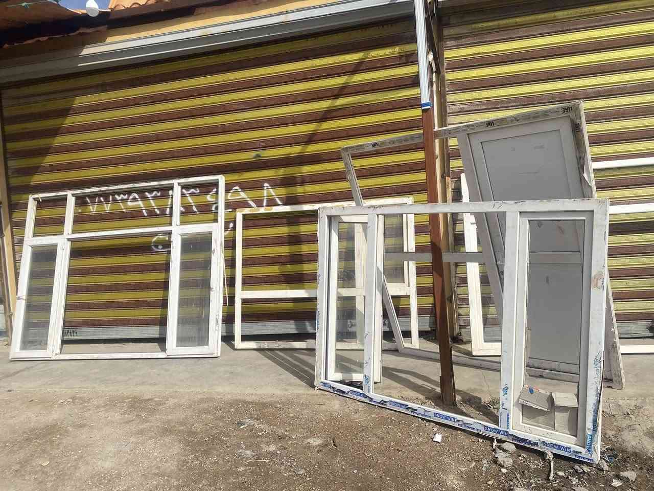 السلام عليكم يوجد بيبان وشبابيك المنيوم وحديد باله تركي نضيف كلش ومناسب  متوفر سندويج جميع القياسات
وحديد ***********الموقع الحفريه قطع شويفي
