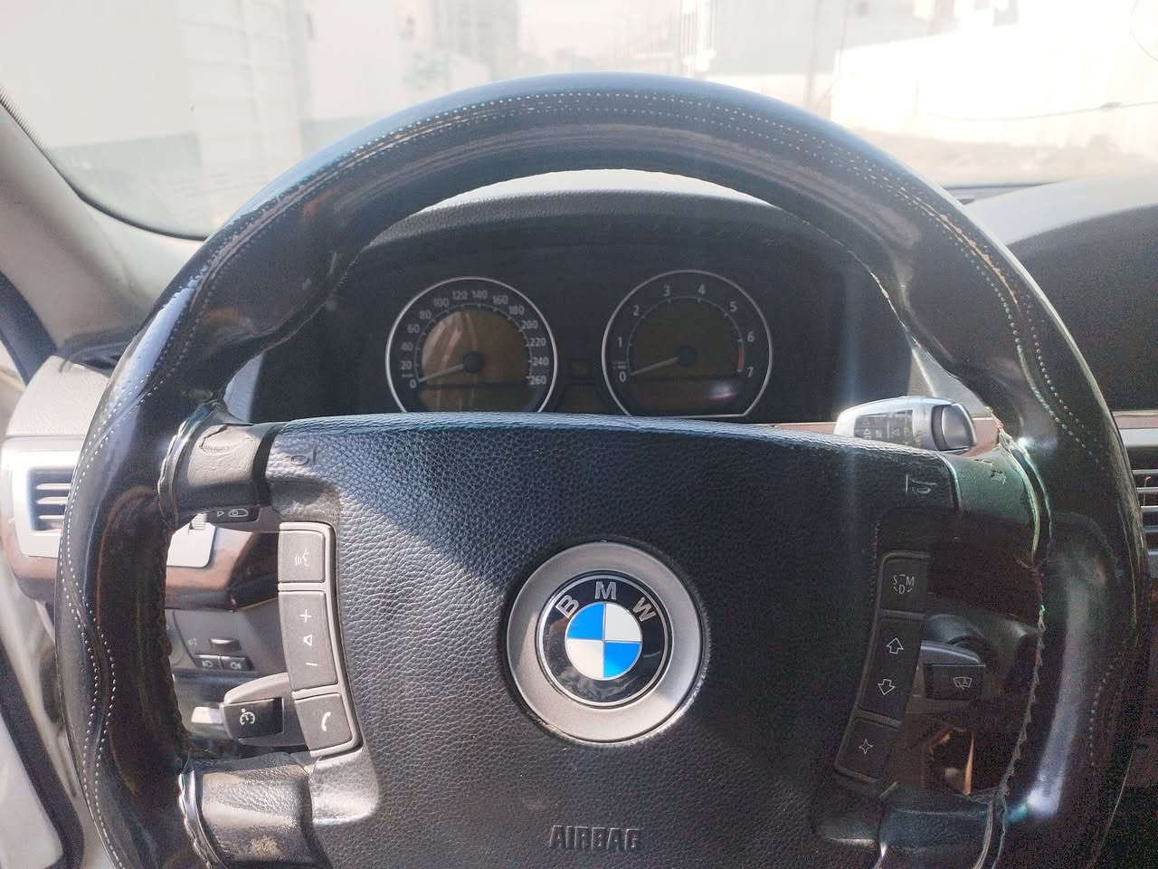 السلام عليكم 
باخره ٢٠٠٥ محدثه ٢٠٠٨
٧٤٥ i
بيها منظومه غاز ايطالي 
رقم كركوك اصولي ملصق وسنويه
بدون كمرك 
السعر 80 
***********
