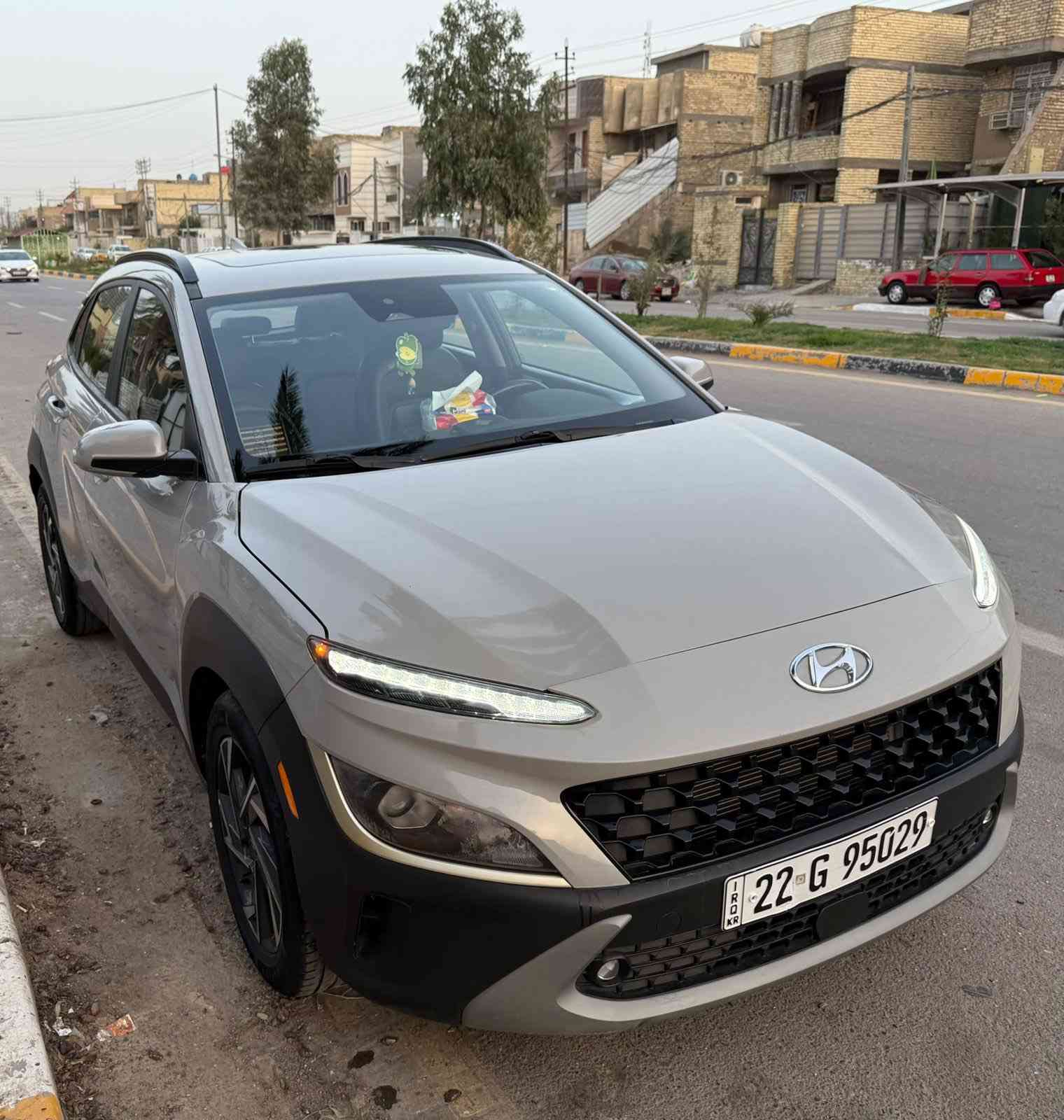 هونداي كونه
للبيع: هيونداي KONA 2022 – أعلى فئة فل كامل

🚗 مواصفات مميزة:
✨ فتحة بانوراما سقف كبيرة لتجربة قيادة ممتعة
✨ شاشة تاتش حديثة ومواصفات ترفيه عالية 📱
✨ نظام صوتي ممتاز مع Apple CarPlay / Android Auto
✨ مصابيح LED أمامية وخلفية
✨ نظام أمان حديث + حساسات أمامية وخلفية للركن
✨ نظام تثبيت السرعة + دخول بدون مفتاح
✨ أعلى فئة بمواصفات كاملة وفخامة قصوى

⚠️ الحادث: ضربة خفيفة بالبِنِد، مبدلة ومصبوغة
وبيها جاملغات كدام ثنين وباب كلير من امريكه 
📍 الموقع: بغداد
💰 السعر: 140
للتواصل الاتصال على الرقم(( *********** )) غير متواجد علفيس
