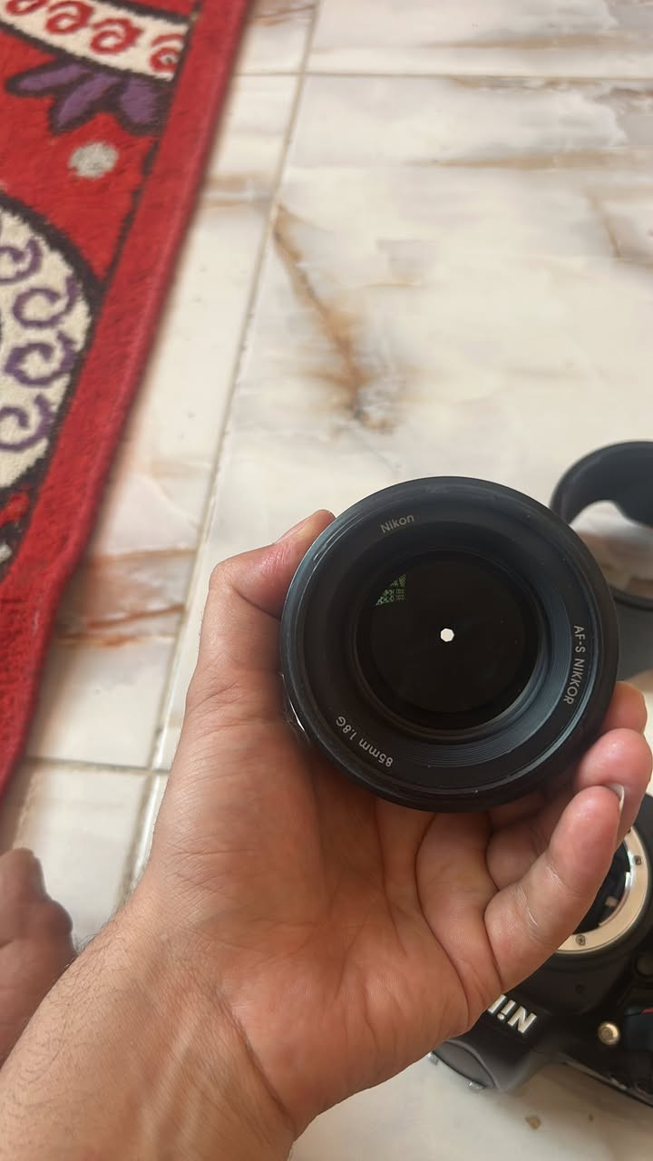 كامره 610 نيكون فول فريم وياهه عدسه 85 جي  جنطه وبطاريه وشاحنه ورام نضيفه الكامره شتره 130k  سعره 750
***********

