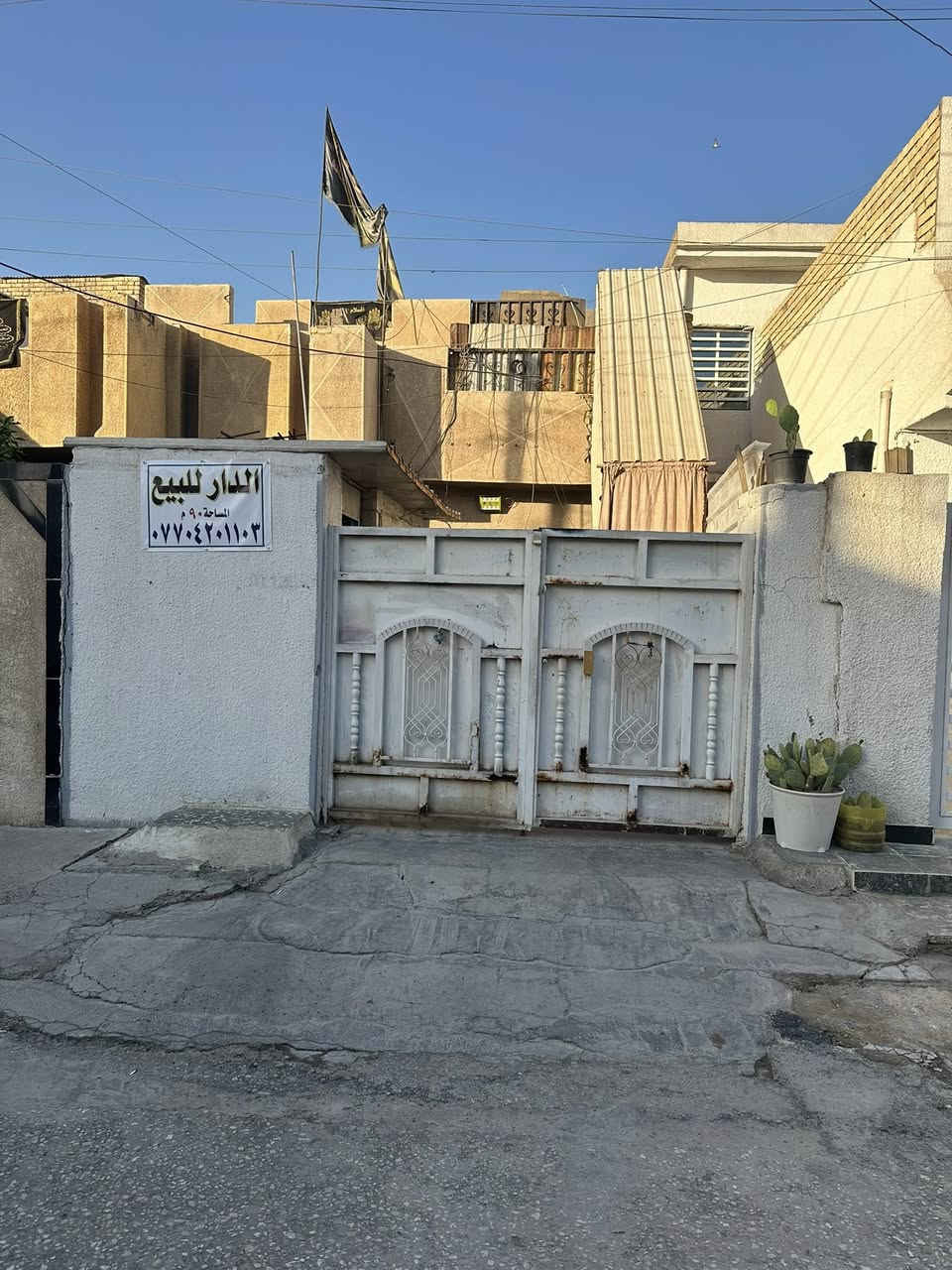 السلام عليكم بيت البيع مساحته 90 متر.  طرمه  مدخل واحد  ستقبال  غرفه مطبخ  خدمات فوك غرفه  قاط ونص رقم الهاتف *********** وبي وتساب اني مكلف بل نشر
