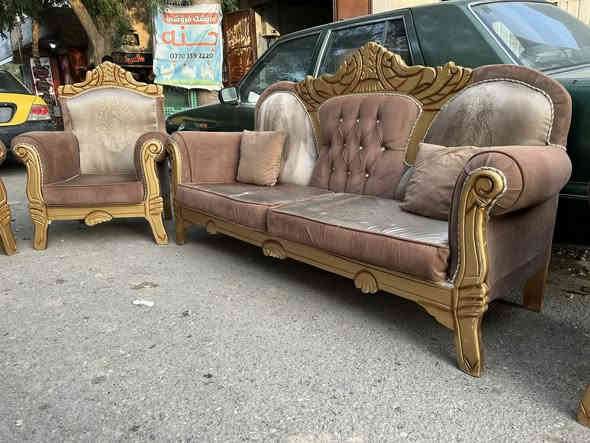 سلاوهاورییان
ئە م تاقمە کلاسیکە بۆ فرۆشتن 
10نە فەرییە تورکییە 
زۆر پاکو بی عە یبە 
ژ.م ***********
شوین.کە لار
