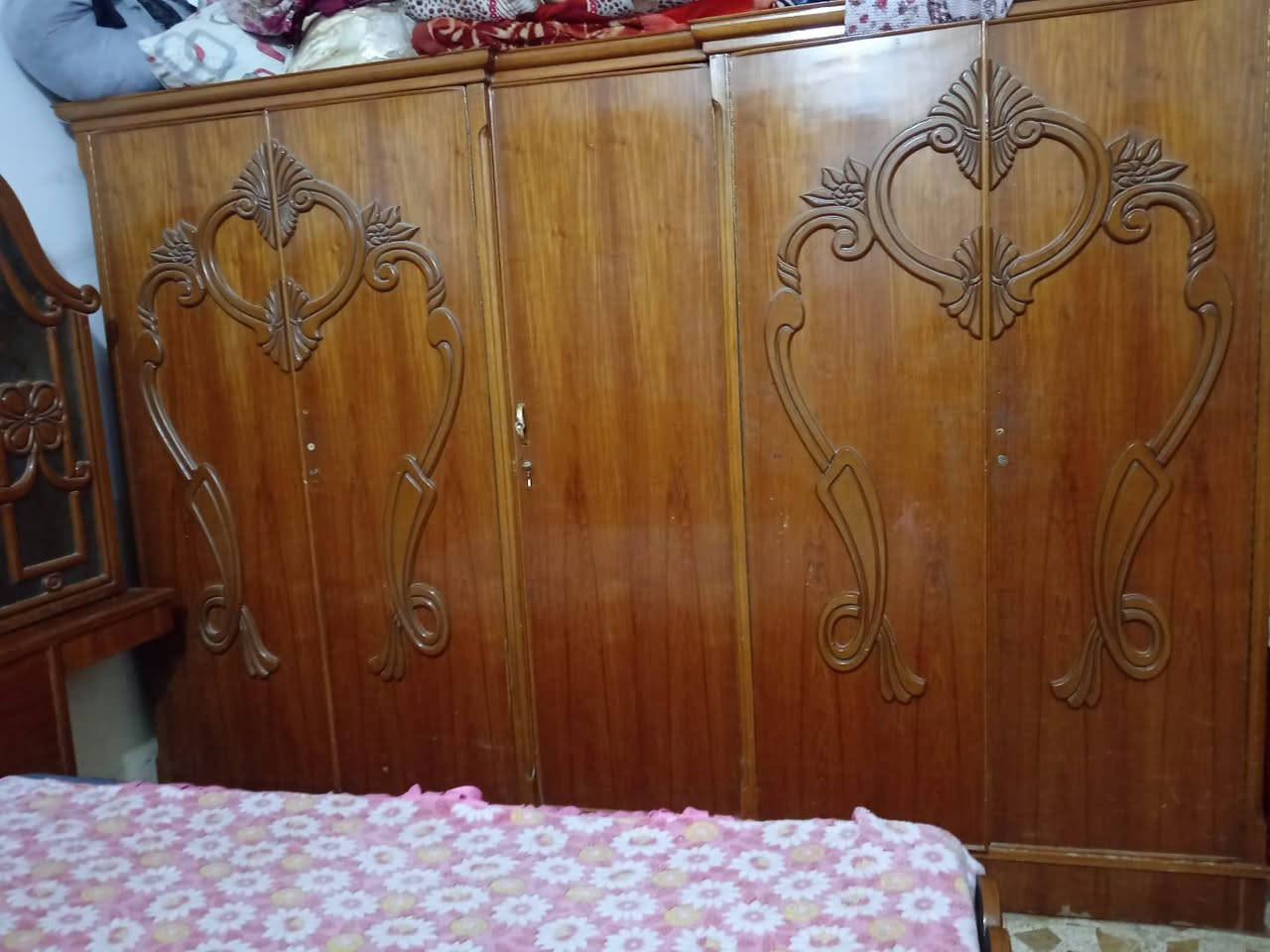 السلام عليكم غرفة للبيع سعرهة ٩٠٠
مكانهة عباسية الشراي يتصل ع هذه الرقم ***********
