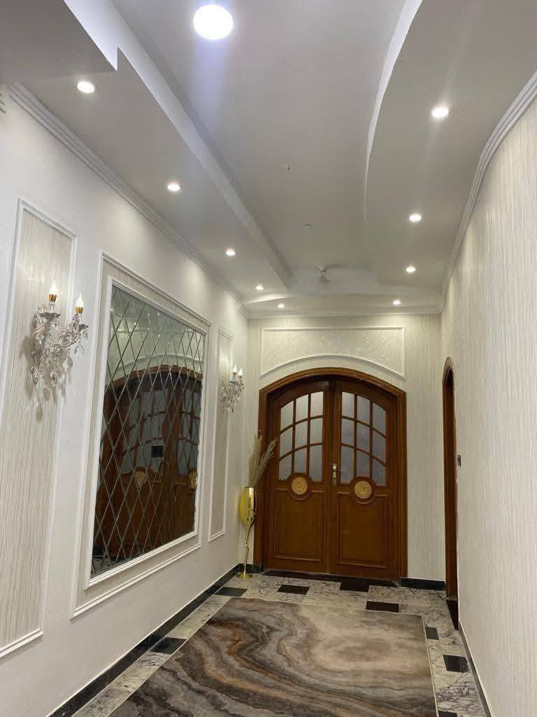 يعلن مكتب عقارات ابو انور فرع الطويسه عن وجود دار طابقين للبيع موقع متميز منطقة كوت الحجاج قرب التحسينيه مساحه 300 متر واجه 12 متر عمق 25 متر بناء 2015 الطابق الأرضي عباره عن ثلاث غرف منام احداها ماستر وهول واستقبال ومطبخ كبير ومجموعه صحيه وحديقه وكراج الطابق الأول منعزل عن الأرضي نفس المدخل بكلدور كبير يودي الطابق العلوي وهو عباره عن ثلاث غرف منام احداها ماستر أيضا وصاله كبيره عدد/2 ومطبخ كبير ومجموعه صحيه وبيتونه كبيره مكان راقي ممتاز الستفسار الاتصال//***********//***********// كما نستقبل جميع عروضكم وطلباتكم التجارية والعقارية المكتب مجاز قانونيا المكتب ماقبيل مطعم الحسون عقارات أبو انور فرع الطويسه
