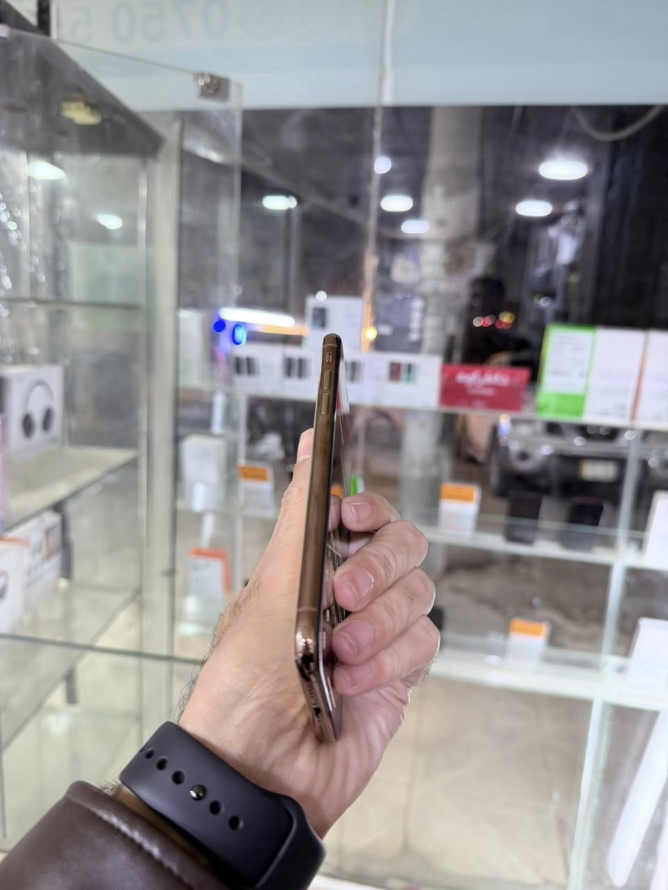 ئایفۆن ئیکس ئێس 
یەک سیمکارت و ئی سیم دەتوانی بیکەیتە دوو سیم
سەدا ٩٩ خاوێنە کەپسە زەمانی هەواو کۆمپیتەر
زاکیرەی 256 گێگا  نرخی 189 هەزار
ناونیشان هەولێر قەلاتی نوێ مۆبایلی هاوکار
ژمارە مۆبایل ***********
