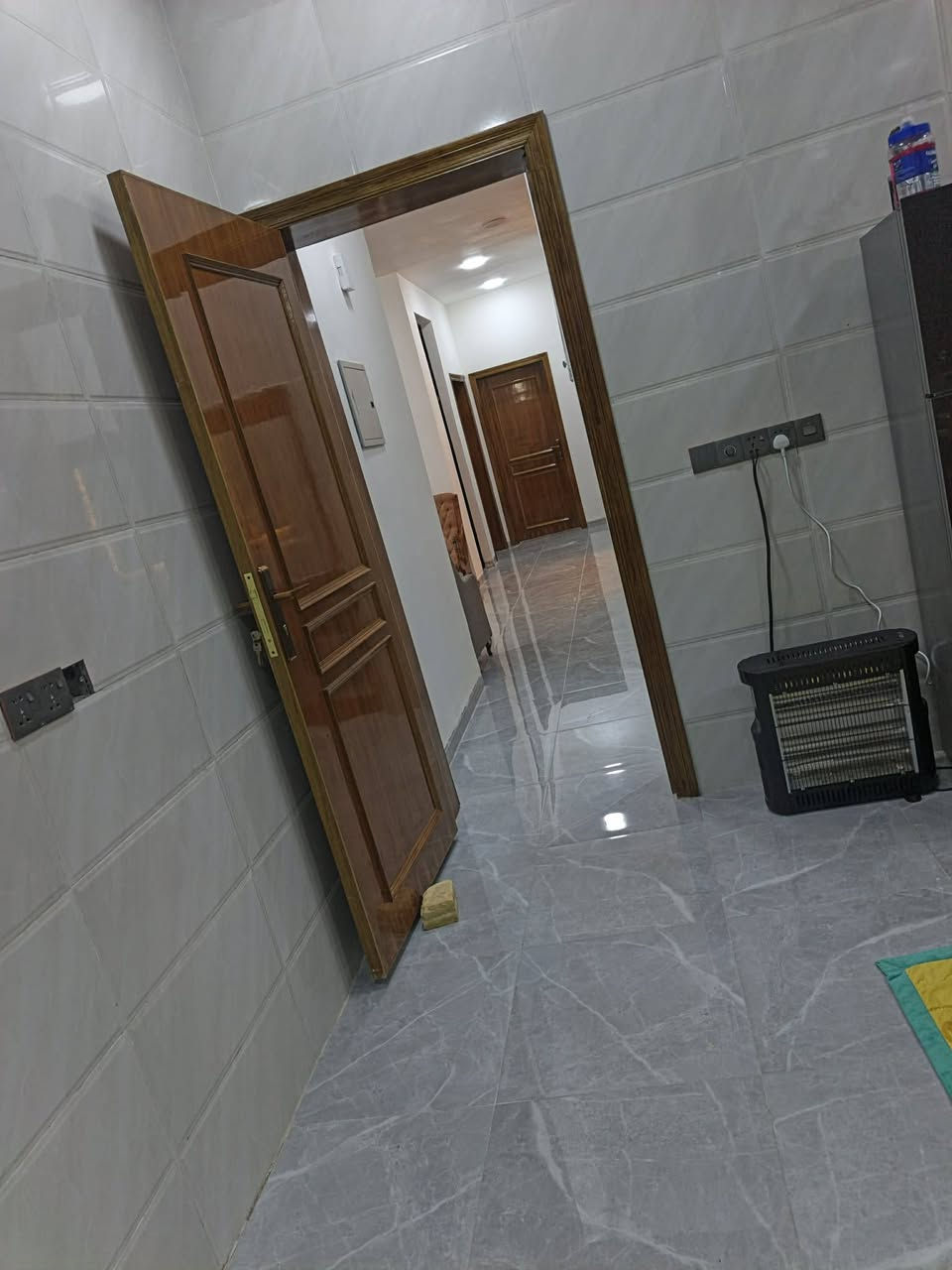 السلام  عليكم. دار للبيع في حي المشتل. مساحه 200 وجه 10 ونزال 20 واقع في ظهر شارع 30 الي يربط بشارع سده بناء حديث درجه والى مطلوب اسكان. ينباع حر او مطلوب حسب التفاق. للستفسار *********** اخوان ماعرف اي تفاصيل ثانيه. مكلف بل نشر
