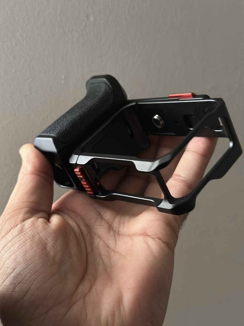 جماعة insta360 Ace Pro 2

مقبض و درع معدني لكاميرات انستا Ace pro2
جديد

 (Street Snap Kit) من شركة Insta360، والمصممة خصيصًا لتناسب كاميرا Insta360 Ace Pro 2.تتضمن المجموعة قفصًا للكاميرا (Cage) يتيح تركيب ملحقات إضافية، مما يحول كاميرا الحركة إلى أداة أكثر استقرارًا تشبه كاميرات DSLR.يتميز التصميم بوجود مقبض مريح لسهولة الحمل والتصوير بيد واحدة، وهو مثالي لتصوير المشاهد السريعة في الشوارع

توصيل 5 الاف لباب بيتك


**إذا كنت صاحب هذا الإعلان وتريد حذفه لأي سبب، رجاءا أرسل رسالة إلى الدعم الفني**