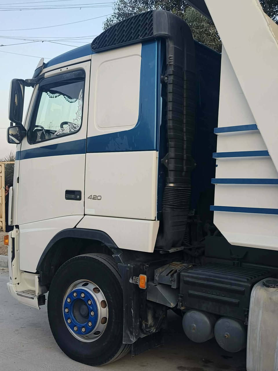 السلام عليكم فالفو شيطان  FH12 كير عادي 3/3 مجموعه شفت حديث شاصي بلادي طويل تخم تاير جديد سنويه ورقم جديد لحد 2030 وفحص وهسه جديد تبرد شغال وكير محرك واكسل وشاصي وقماره كله بشرط سياره مكفوله كفاله عامه وشرط التحويل 

موديل 2002

السعر 325 $

مكانك واسط قضاء الحفريه 
الاستفسار. ***********
***********
