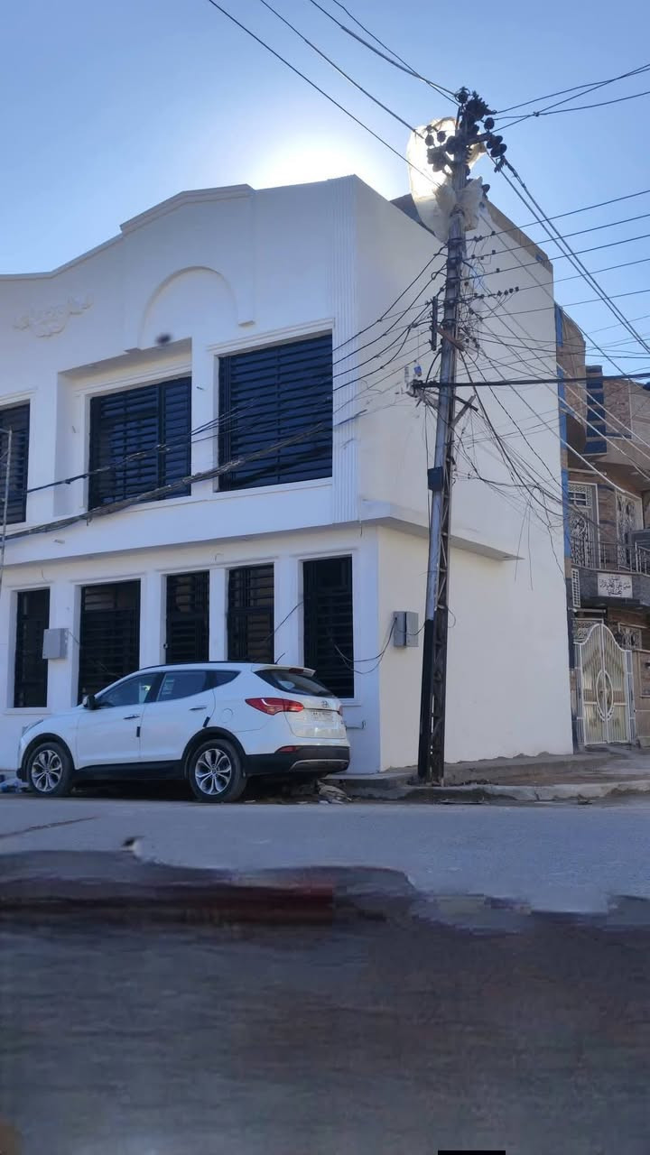 فرصة سكنية واستثمارية مميزة في قلب بغداد - منطقة الحرية
للباحثين عن الرفاهية، التصميم المودرن، والموقع الاستراتيجي، نعرض لكم بيتين (حديثة البناء) بمواصفات عالية الجودة في منطقة الحرية - دور نواب الضباط (حي السلام - شارع جاكوج).
📍 الموقع والمميزات العامة:
المساحة: 45 متر مربع لكل بيت.
الموقع: يقع أحد البيوت على ركن مميز، مما يوفر إضاءة طبيعية وتهوية ممتازة وخصوصية عالية.
المنطقة: حي سكني هادئ وراقي، قريب من كافة الخدمات والأسواق الرئيسية.
🧱 المواصفات الهندسية والداخلية:
تم تصميم وتوزيع المساحة بذكاء عالي لضمان أقصى درجات الراحة، حيث يحتوي كل بيت على:
غرف النوم: 2 غرفة نوم بتشطيبات عصرية.
الاستقبال: صالة استقبال واسعة بتصميم يجمع بين الأناقة والعملية.
المطبخ: نظام مطبخ حديث مجهز بالكامل.
الحمامات: 2 حمام بتأسيسات صحية من أرقى المناشيء.
✨ إضافات وخدمات متميزة:
بناء درجة أولى: تم استخدام أفضل المواد الإنشائية لضمان المتانة والعزل الحراري.
الأمان: البيوت مجهزة بـ منظومة كاميرات مراقبة متكاملة لضمان أمن العائلة.
التشطيب (اللبخ والدهان): واجهات مودرن باللون الأبيض النقي مع إطارات نوافذ سوداء تضفي لمسة فخامة.
الخدمات: كهرباء مستمرة، إسالة، وصرف صحي متكامل.
📞 للاستفسار والتواصل:
البيوت جاهزة للسكن المباشر أو للاستثمار. لا تفوت الفرصة لامتلاك عقار في أحد أكثر المواقع طلباً في بغداد.
للمزيد من المعلومات أو لتحديد موعد للمعاينة، يرجى الاتصال على الرقم: 
📱 *********** & واتساب
