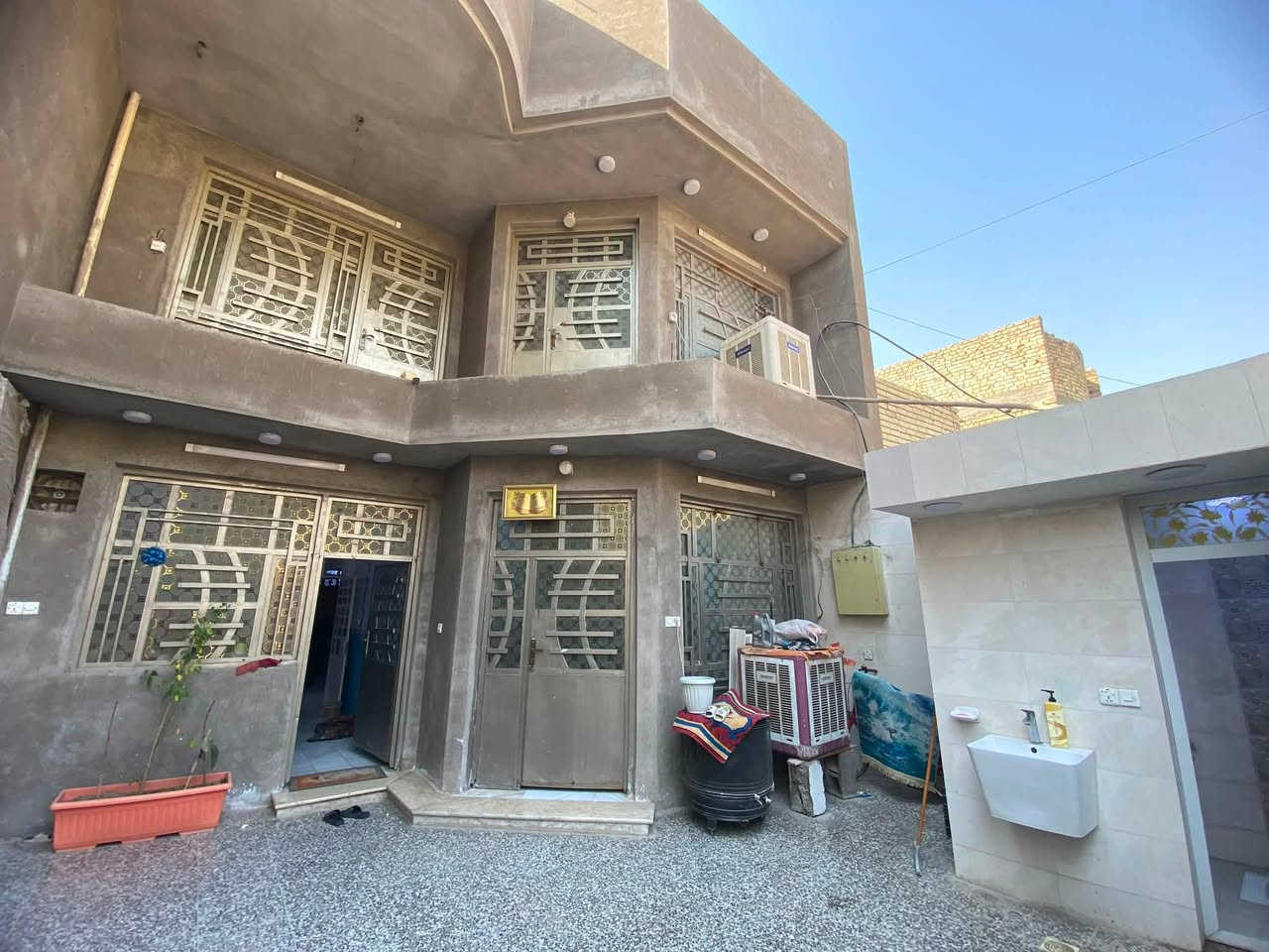 دار للبيع مساحة 150 واجهه 7.5 ونزال 20  يحتوي على استقبال ومطبخ وصالة كبيرة وغرفة نوم وصحيات ومناور ثنين الطابق الاول مرمر وسيراميك الطابق الثاني يحتوي على غرف عدد 3 وصاله وصحيات  الطابق الثالث يحتوي ع مخزن يصلح غرفه  بيت جديد بدون اي رطوبة كاشي جديد مالت الكراج طابق الثاني جديد الكاشي مالته جنس العقار طابو صرف في منطقة كفاءات العبيدي فرع مدارس بغداد الجديدة مقابل ابو مقتدى المختار  السعر ع الخاص للاستفسار ***********
