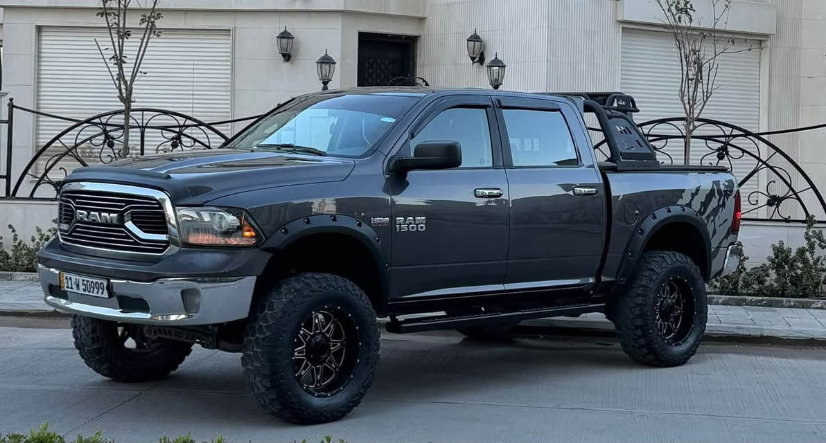 DODGE RAM 1500 SLT CLASSIC 2017 V8
النوع : دوج رام 🐏.
الفئة: كلاسك CLASSIC.
الموديل: 2017.
اللوحات: بغداد.
المواصفات الاساسية:
١- الباب الخلفي طويل وبدي قصير.
٢- محرك بسعة 5700 سي سي (V8) هيمي🏎💪🏻
٣- المسافة المقطوعة فقط (170 كيلو).
٤- شاشة كبيرة (تيسلا) نَفكَيشن (GPS) مع تحكم كامل في التبريد من خلال الشاشة والعديد من الميزات الاخرى.
٥- كاميرا خلفية دوارة.
٦- تحكم في مقود العجله و في نظام الكروز المخصص للسرعة.
٧- زر التحكم في نظام مانع الانزلاق(التراكشن) و السحب (TOW/HAUL).
٨- المقاعد جلد تحتوي على ايرباكات.
٩- قطعتين تبريد امامي وخلفي.
١٠- مخارج طاقة و USB.
________________________________
التعديل والاضافات: منظومة غاز 80 لتر اتفول ب 10 الاف اقتصادية الى درجة 
١-السيارة تحتوي على تعديل كامل بالنسبة لنظام التعليق الهوائي (مرفعة 6 انج ) وكما مبين في الصور
٢- ويل تزويد وتاير تزويد امريكي الصنع اصلي، تم اضافته في امريكا
٣- تايرات جبلية امريكية الصنع نوع (COOPER) كما مبين في الصور.
4-دبلات غاز تزويد من شركه رف كانتري سعر الزوج 1000$ 
5-طبلة اعلى تزويد سعر الزوج 12 ورقه 
________________________________ 
ملاحظات:
١-الحادث بسيط جداً طخة بسيطة في باب السكن فقط و(بدون اي ايرباك) (السيارة جديدة جدا ومميزة جدا عن مثيلاتها) . لكن صبغ جمالية بشرط بدون دواخل 4 قطع فقط رش والصور موجوده قبل الصبغ وبعد الصبغ والسياره ليبل واحد كلها 
٢- السعر (220 ) قابل للتفاوض 
٣- مكان السيارة المنصور
***********
