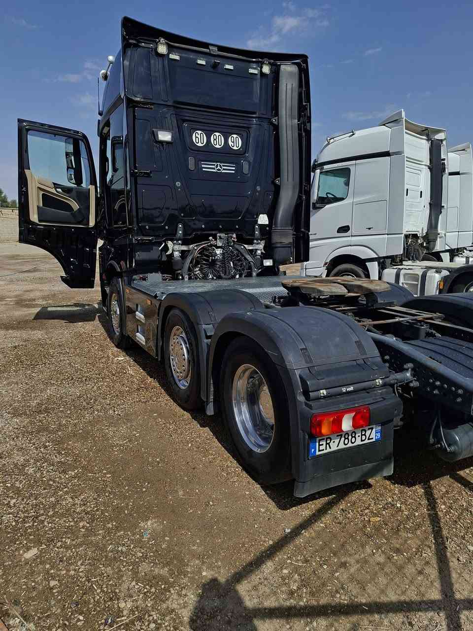 مرسيدس اكتروس وحش موديل 2018 الحجم 2763 فول مواصفات كاميرا حساس سبلت خزن روتايدر دخول طريبيل جديد***********
