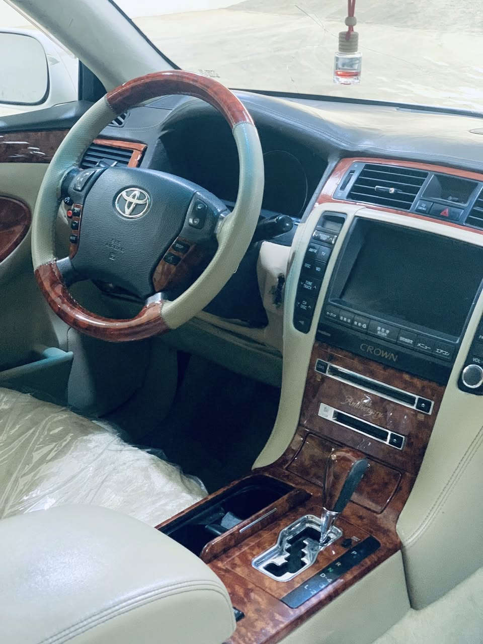 شاهینە براوە مۆدیل٢٠٠٥ناوزەرد دوودگمە گئرو مەکینەو تەبریتو سەفو دەعەمو لئدراو کەڤەر گۆراو بەشەرت گئرومەکینەی بچوک سعری ٤٤گلا ***********
