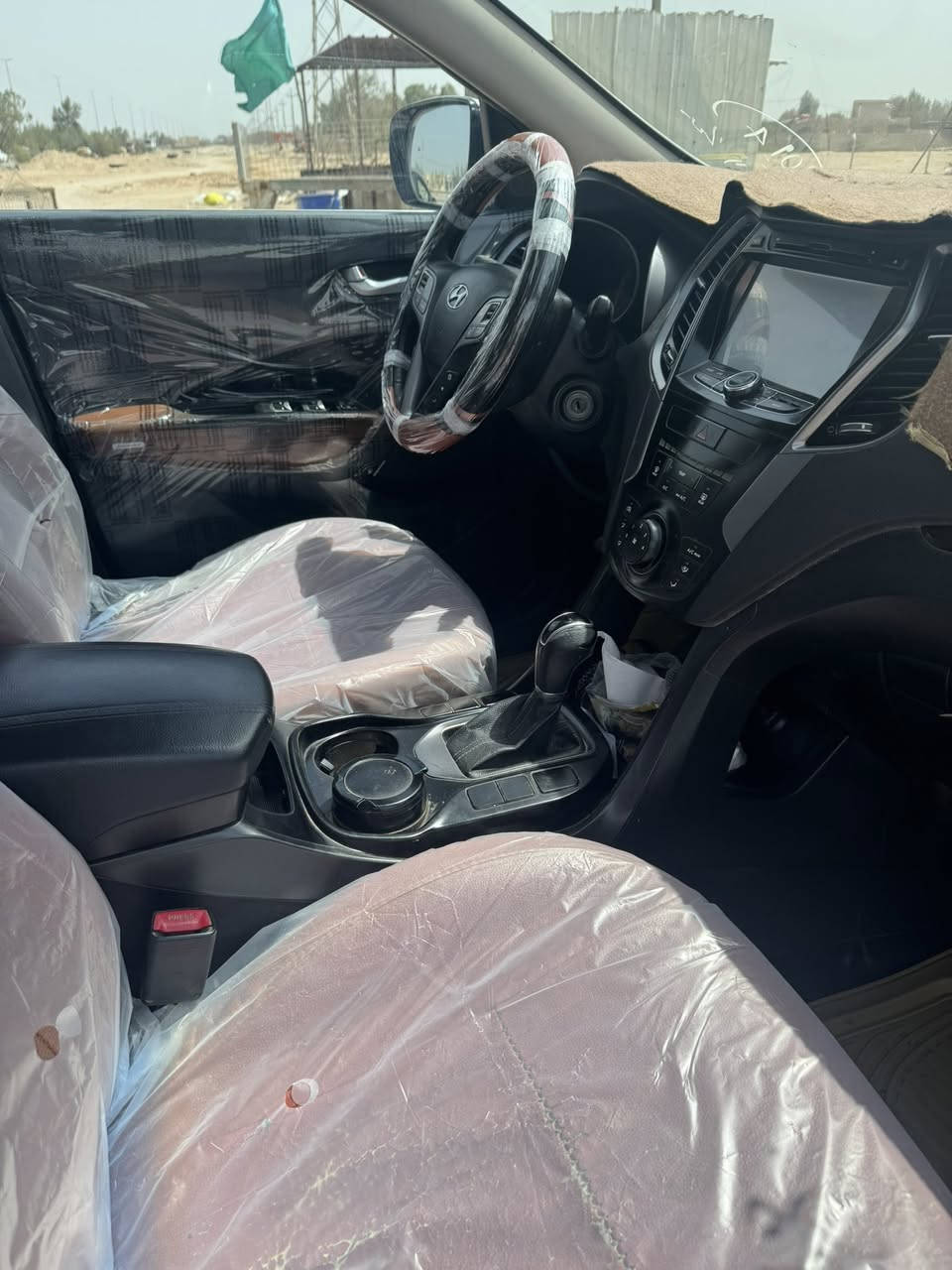 السلام عليكم 
سيارة سنتافية موديل ١٤ ابيض اربيل اربعة سلندر ٧ راكب خليجي مكفول من الصبغ والتبديل بيه  مواصفات تحكم ستيرن كشن كهربائي دواخل جوزي اشاير بالمري شاشة وكامرة خلفية  ثلاث قطع تبريد السعر 139 وبيه مجال تواصل واتساب ***********
