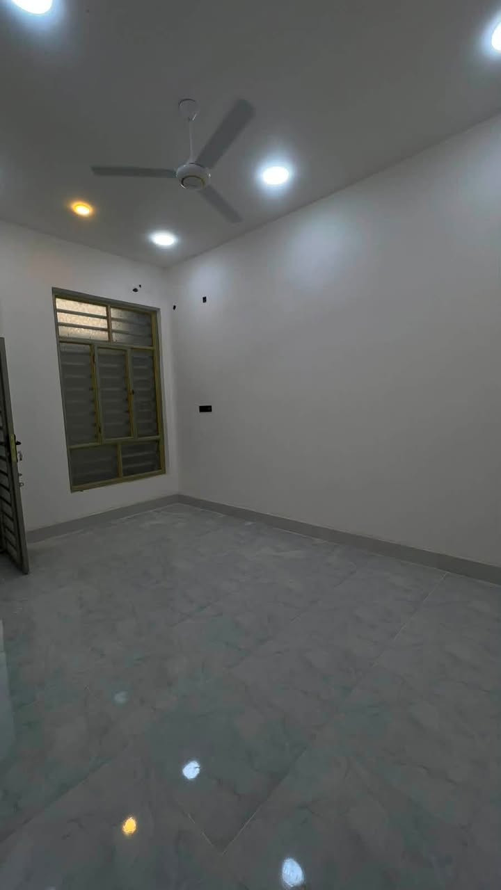 بيت للايجار حجي عبد الثانيه يحتوي على غرفه كبيره نظام كامرات مراوح البيت جديد مطلوب عائله نظيفه تحافظ عليه. السعر ٤٠٠ غير قابل للنزول  الاتصال على الرقم ***********
