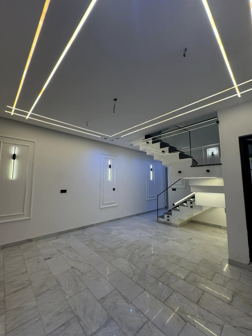 � للبيع حصراً لدى شركة عماد الاستقرار للمقاولات والتطوير العقاري🏠 
📍 الموقع: بغداد – السيدية – مربع التصنيع
 ✳️ دار سكني راقٍ بمواصفات متميزة
 ✳️بمساحة 110 متر  واجهة 5.50 متر وبنزال 20 متر 
‼️الدار يتميز بـ:• بناء مودرن بأحدث التفاصيل المعمارية
• 4 غرف نوم “سويت”
• هول حولي واسع + استقبال أنيق
• واجهة مرمر بتصميم هندسي مميز
• أرضية مرمر فخم
• ديكورات داخلية متكاملة
• ألمنيوم تركي الصنع (سلايد ومفصلي)• تنفيذ دقيق بمعايير هندسية عالية
✨ الدار جاهز للسكن الفوري ✨

🏠لمعرفة السعر ارسل كلمة "الاستقرار" برسالة على الخاص ويصلك الرد فورا
📞 للاستفسار والتواصل:
• أبو علي الجنابي: ***********
• علي الجنابي: ***********
📍 موقعنا: السيدية – شارع الضباط – قرب دائرة الكهرباء الاستقرار… ثقة تُبنى … خبرة متطورة

  #شركة_عماد_الاستقرار_للمقاولات_والتطوير_العقاري #عقارات #عقارات_السيدية #العراق #عقار  #عقارات_بغداد #عقارات_الكرخ #عقارات_السيدية_الجادرية_العرصات_الكرادة_زيونة_شارع_فلسطين

