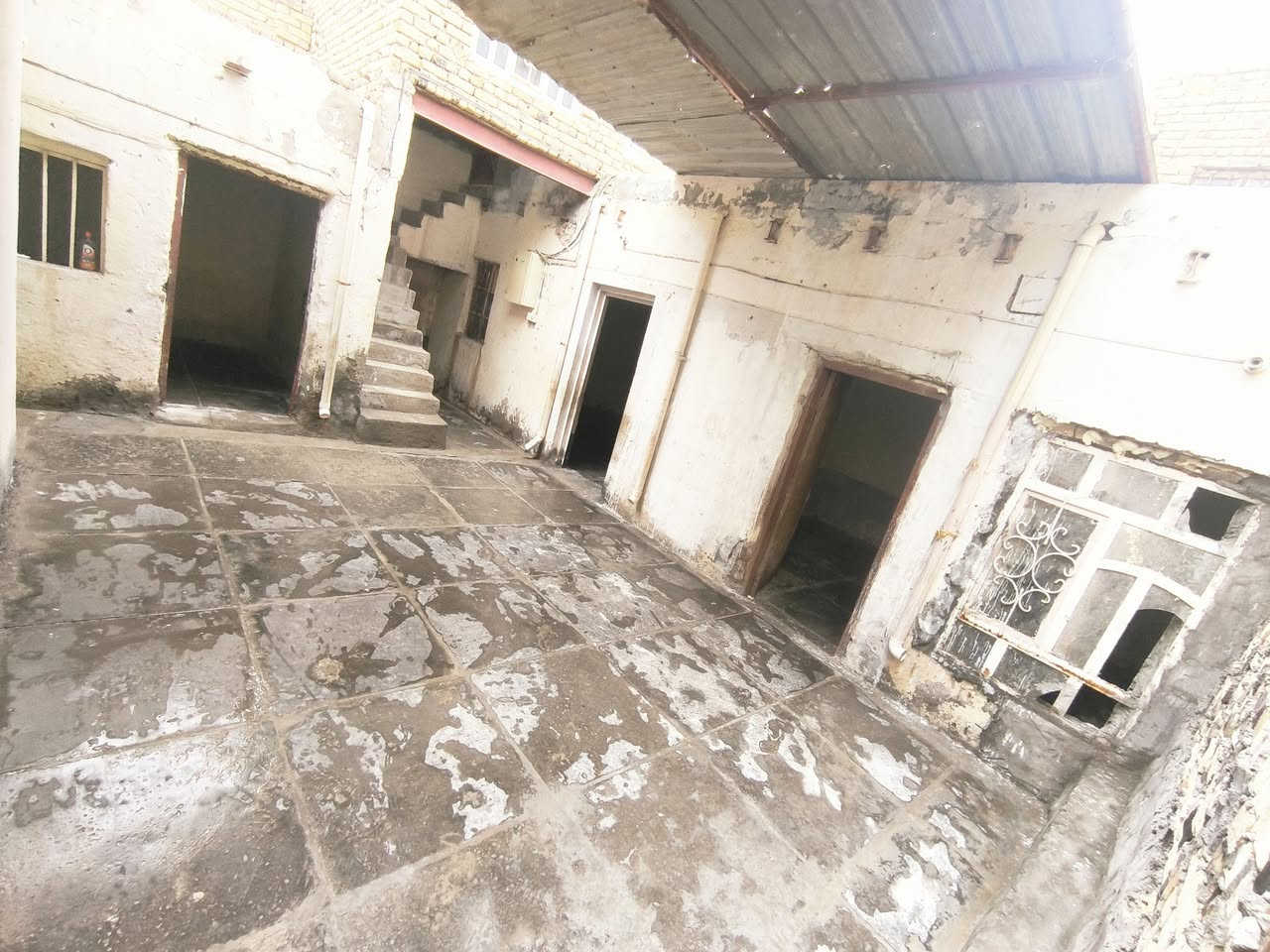 السلام عليكم بيت دولان اجار
يتكون غرفتين ومطبخ ومجمع صحيات 
اجاره ٢٠٠ من ضمن كهرباء وماي الاستفسار ***********
