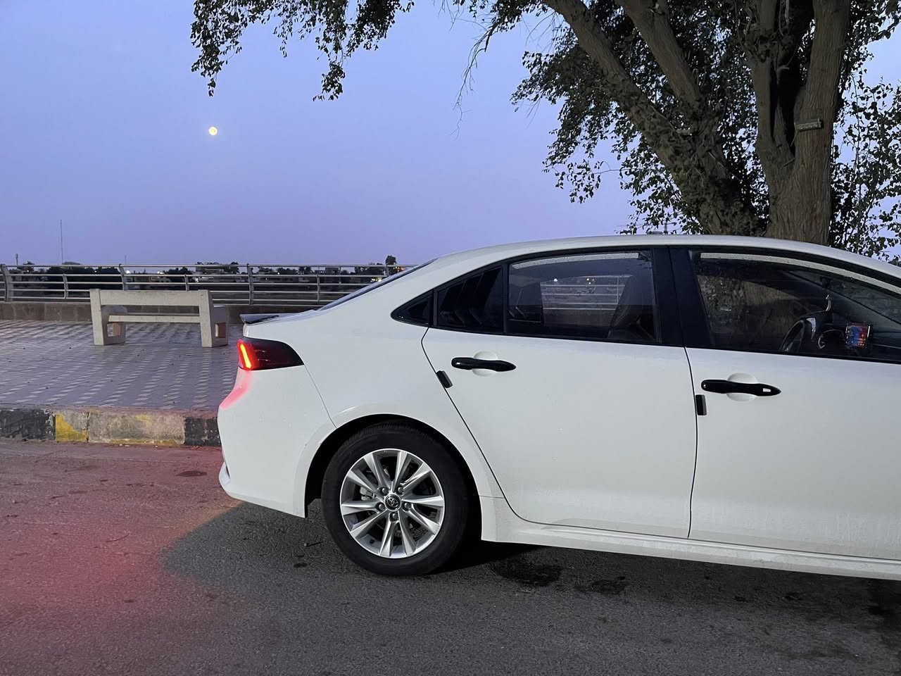 كورلا وارد صيني هايبرد جديده السياره بعدها
نظيفه كلش السياره فول مواصفات كشنات جلد وفتحة سقف قطعتين تبريد داخل اسود  ستيرين جلد كابرون اوتوهولد هاند بريك بصمه اشاري بالمري تحديد مسار (رادار) قياده ذاتيه شاشه كبيره كار بلي. العلامه السوده HEV 
مود قياده 3 ايكو - بور - نورمال
رقم بغداد السياره
ماشيه 27 الف كيلو
مكاني بغداد الشعب
مكفوله السياره
سعر (145 ورقه )
تلفون ***********
