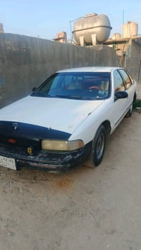 سيارة قديمة للبيع بلون أبيض وأسود. تحتاج بعض الصيانة في الصبغ. مناسبة ...