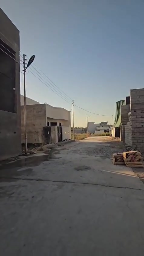 دار للبيع في الوثبه مجمع ضفاف ديالى المساحه ٧٧ متر طابو زراعي سند ٢٥ الوجهه ٥ متر ونص والنزال ١٤ طابقين الاول كامل والثاني  بعده مكامل ودرجة خارجيو السعر ٩٥ مليون سنه البناء ٢٠٢٦ سقوف مغربي والبناء طابوق بناء درجه اولى للاستفسار ***********
