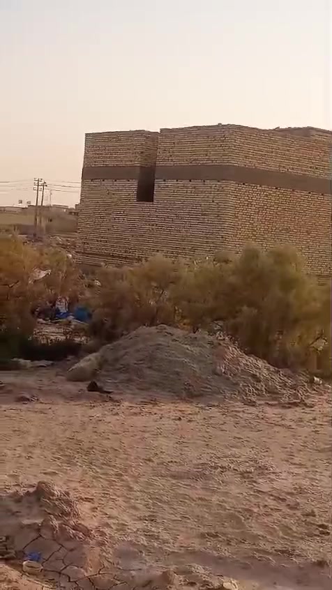 قطعه للبيع 100 متر خلفيه رابع قطع عن الركن عن شارع 20 الرئيسي خلف شارع 40 الرئيس قرب المدارس الصينيه الابتدائيه والمتوسطه قطعه تبعد عن التبليط 300 متر كافه الخدمات موجوده وسكن موجود العنوان الكامل تضحيه نهايه الشارع العياده حي الكرامه السعر 21الرقم الهاتف ***********
