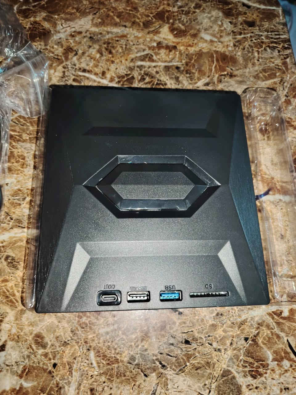 قارئ وناسخ أقراص مضغوطة خارجي (CD/DVD/VCD Drive) متعدد الاستخدامات
وظيفة مزدوجة: يقرأ وينسخ أقراص (CD / DVD).
موزع منافذ (Hub): يحتوي على منافذ USB إضافية وقارئ كروت ذاكرة (SD).
كابل مزدوج: يعمل بمخرج USB العادي ومخرج Type-C الحديث.
تشغيل مباشر: يعمل فوراً بمجرد التوصيل (Plug & Play) دون الحاجة لبرامج تعريف.
توافق كامل: يدعم جميع أنظمة التشغيل (Windows, Mac, Linux).


**إذا كنت صاحب هذا الإعلان وتريد حذفه لأي سبب، رجاءا أرسل رسالة إلى الدعم الفني**