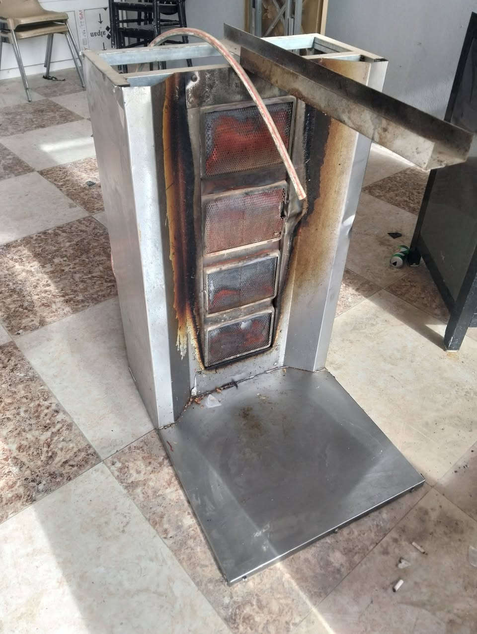 سلام عليكم غراض مطعم للبيع 
شوايه دجاج 6 شياش
شوايه كص 4 عيون
حماية ريزو تك 
قلاية 3 مدافع
فرن بيتزا
دكت مترين ونص
ميوزة  تحضير عدد 3
سنك
نواعم هواي
***********
