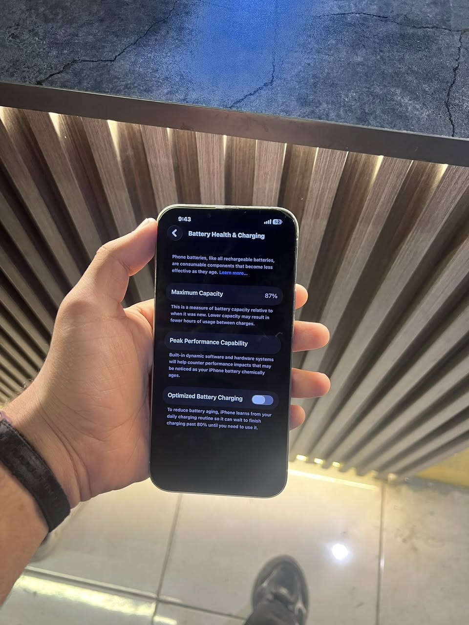 وصل القوي 13برو ماكس  بلون الابيض 🤩 ذ256 بطاريه 87 بلاد جهاز مامفتوج نضافه 1000% بطاريه 87 ما معله الامريكي الي بل سوك كله معله هاذا بلاد مال بيت سعره 700 الف مكاني نجف كوفه جهاز يموت وترر اغطه الك بل مي وانطيكيا وانطيك ضمان مده الحياة موجود فيس ورقم ***********🌹
