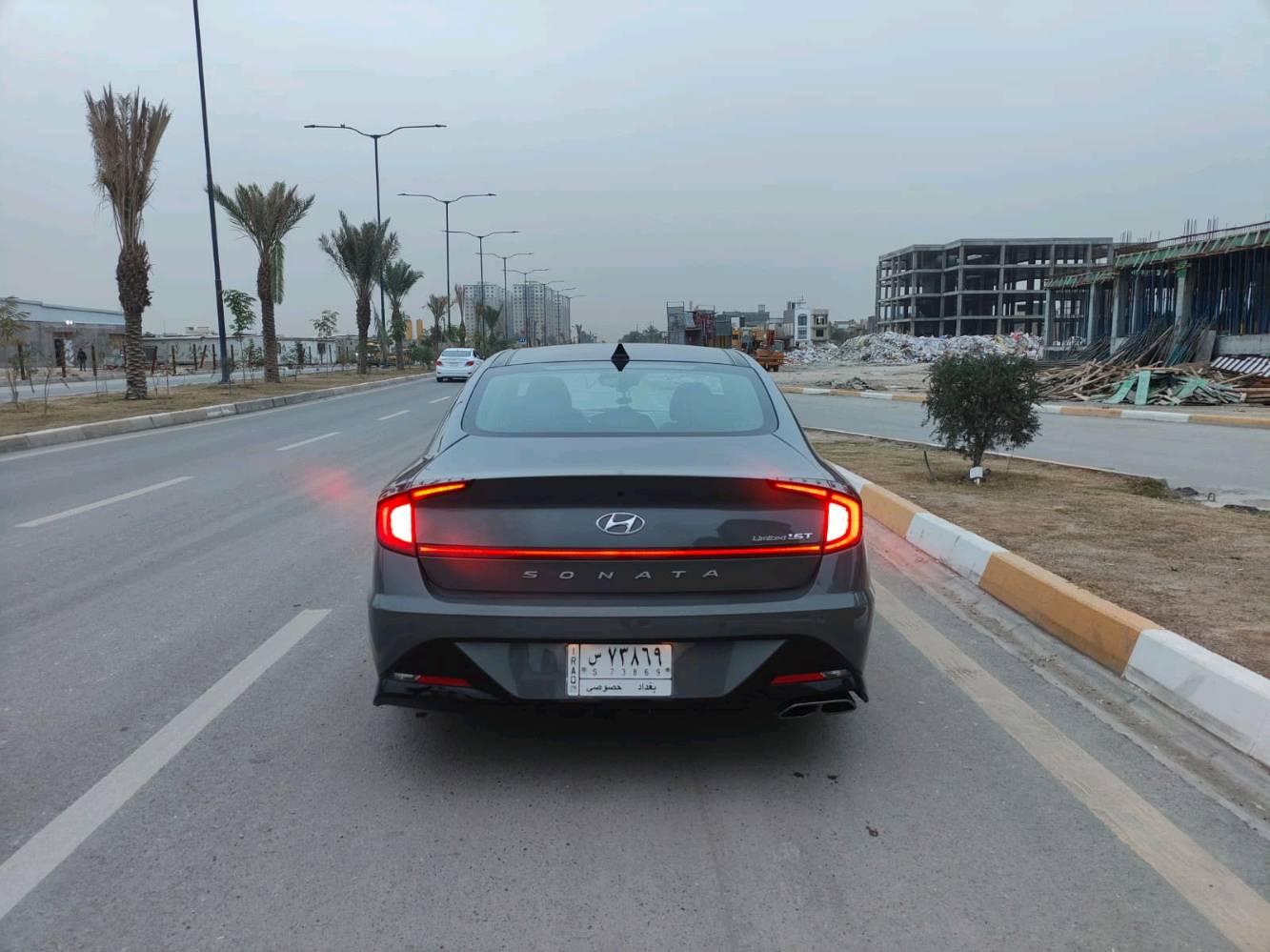 الحلوه للبيع او مراوس بيكم امريكي وفرق انطي بلمعقول 

ارخص سوناتا للمتد بهل ممشه ولون وبدون ايرباك لاتقارنه بل  SEL هاي لمتدد وحره مومعوقين

سوناتا 2022 لمتدد LIMITED اعله فئة Vib  ع ايدي اني استوردته من 22 
ماشيه 52 الف كيلو حقيقي
ضرره طخات بدون دواخل ولا ايرباك  وموجود سونار بلمنشور وصور الضرر لون سمنتي مميز 🩶
رقم بغداد حره بسمي 
خمس وضعيات قياده ✈️
موصفات مزوعه الاخير 
-----------
بصمات + داتاشو ع زجاج امامي + بانوراما + 5 كامرات + رادار جانبي امامي مانع تصادم + حساسات + شاحن لاسلكي + شفتات ستيرن + شاشه كبيره + كشنات جلد كهرباء + كير لمس + ركن وتحريك سياره بلبصمه. بعد بيه هواي موصفات 

سياره بدون اي نقص جاهزه والحمدالله شرط تحويل مكاني بغداد حي الجهاد او العامريه 

سعر 160 ومجاله كلش بسيط والله يشهد صايره عليه فوك ال 225 لان ع ايدي الاستفسار اتصال ع الرقم *********** رائد او واتساب *********** عبدالعزيز