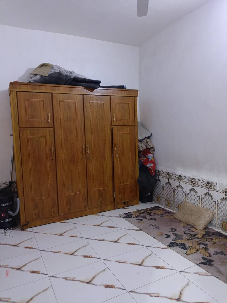 يوجد لدينا دار سكن للبيع ١٠٠م خلفي حي الشهداء قرب مدرسة رمضان السعر ٨٠مليون مع الاثاث للاستفسار الاتصال ***********
