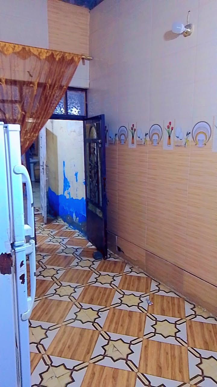 السلام عليكم بيت للبيع نزلت الزراعة يم دائراة الزراعة الفرع الثالث المساحه142متر يحتوي على غرفه وصاله والمطبخ حار وبارد واستقبال وطارمه كبيره الاستفسار على هاذ الرقم ***********
