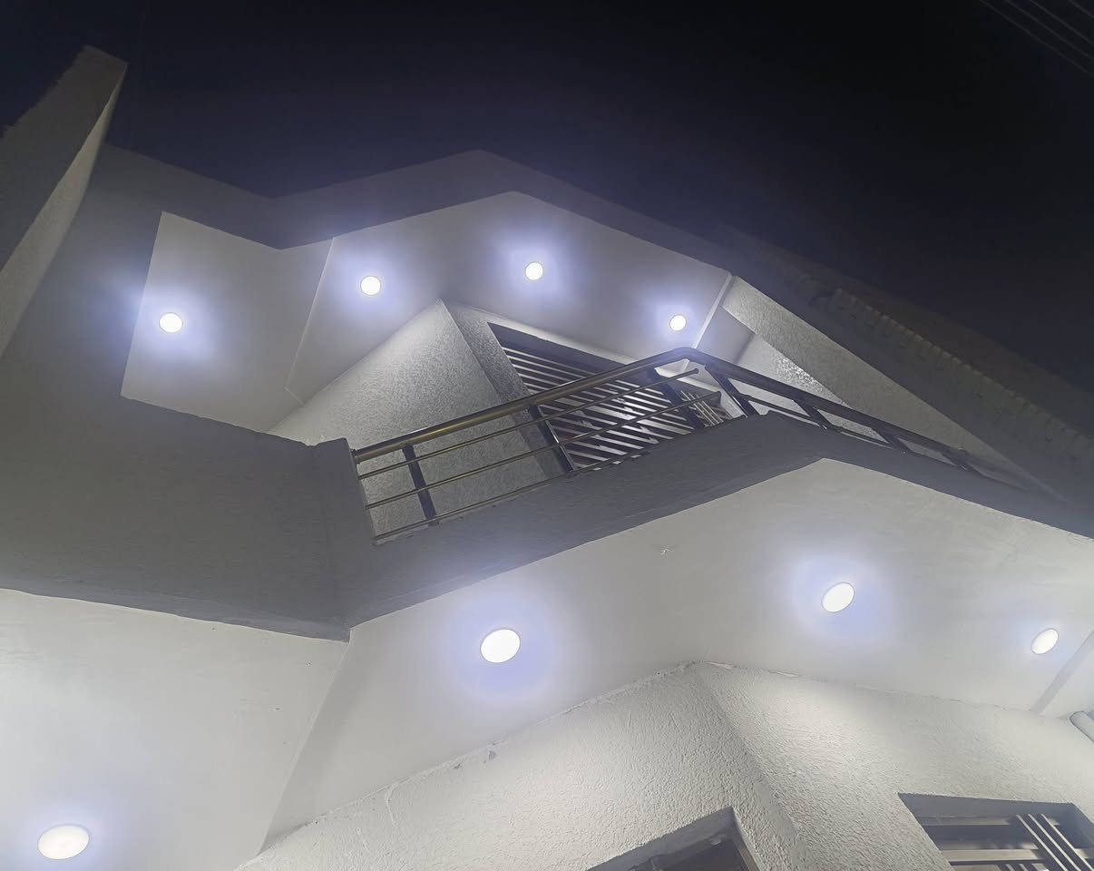 دار للبيع طابو صرف المساحه 100 م حي الموضفين مقابل حي الصحفيين الاستفسار الاتصال ***********
