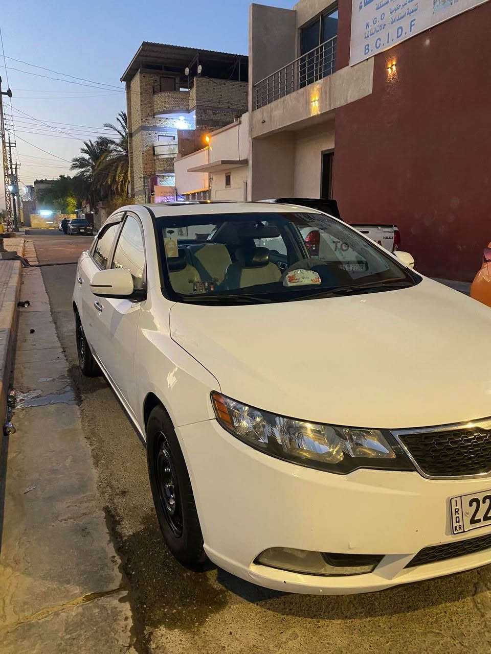 السلام عليكم كيا سيراتو مديل 2013 وارد خليجي فول مواصفات بصمه فتحه تشغيل عن بعد السونار مالها موجود للعلم منغير السونار ضربة بلجاملغ الامامي رقم اربيل السعر 110  سيارا بعد احله من صور 
*********** البصرة, العراق

