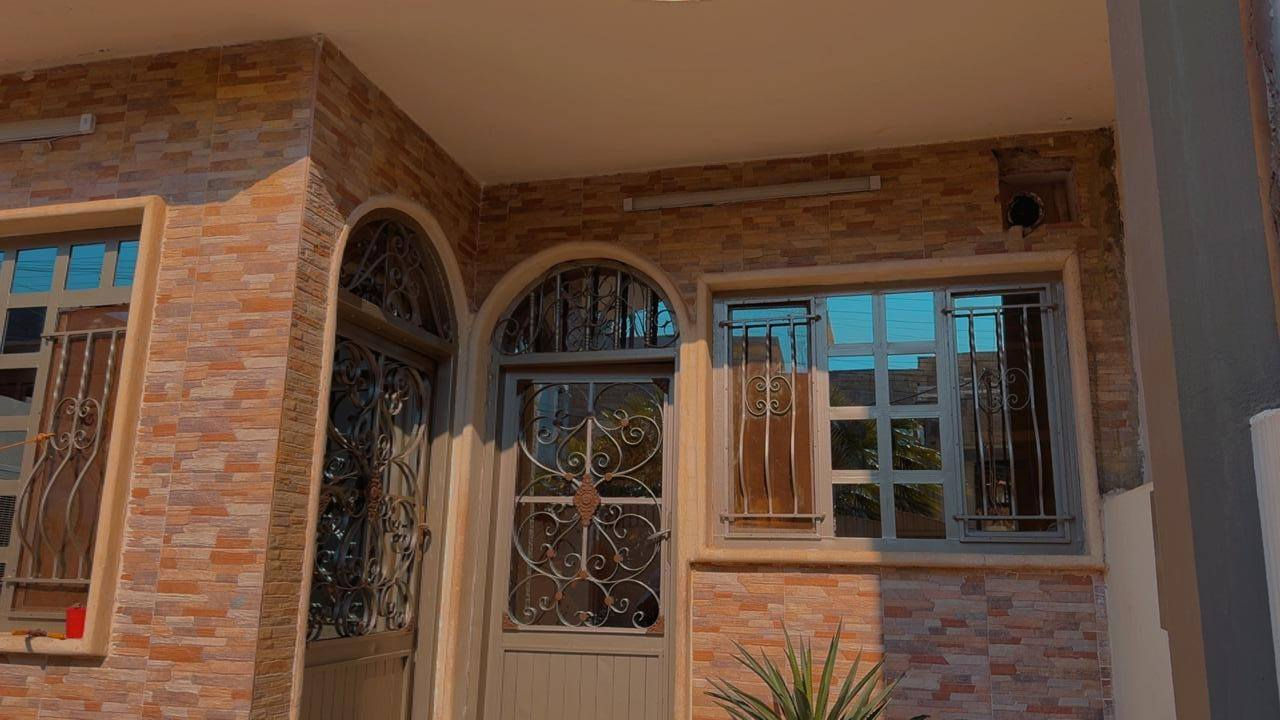 #عروض #مكتب #أسوار #المدينةللعقار
#دارللبيع
_____________________________________

عنوان الدار 💥💥💥 حي الكندي الأولى
مساحة الدار 💥💥💥 ١٥٠ متر
واجهة الدار 💥💥💥 ٦ متر
اتجاه الدار 💥💥💥 قبلة 🕋
سنة بناء الدار 💥💥💥 ٢٠١٢
سعر الدار 💥💥💥💥 ٢٢٠ مليون قابل للتفاوض
مكون من طابقين
الطابق الأول 💥💥💥 غرفتين نوم هول واستقبال ومطبخ ومناور وصحيات
الطابق الثاني 💥💥💥💥غرفتين نوم هول ومطبخ وصحيات وبيتونة ومخزن عالسطح
_____________________________________

موقع مميز جدا،، سند طابو ملك صرف،، شارع ١٥ متر
شرط التحويل،، أو قرار التمليك،، للاستفسار أكثر
مرجعة مكتب أسوار المدينة للعقار
حي الحدباء،، سايدين الصورة،، مقابل جامع المجيد
او الاتصال على الأرقام التالية
اسيا ☎️***********
كورك ☎️***********
مستعدون لاستقبال جميع عروضكم في معظم أحياء المدينة 🌹
