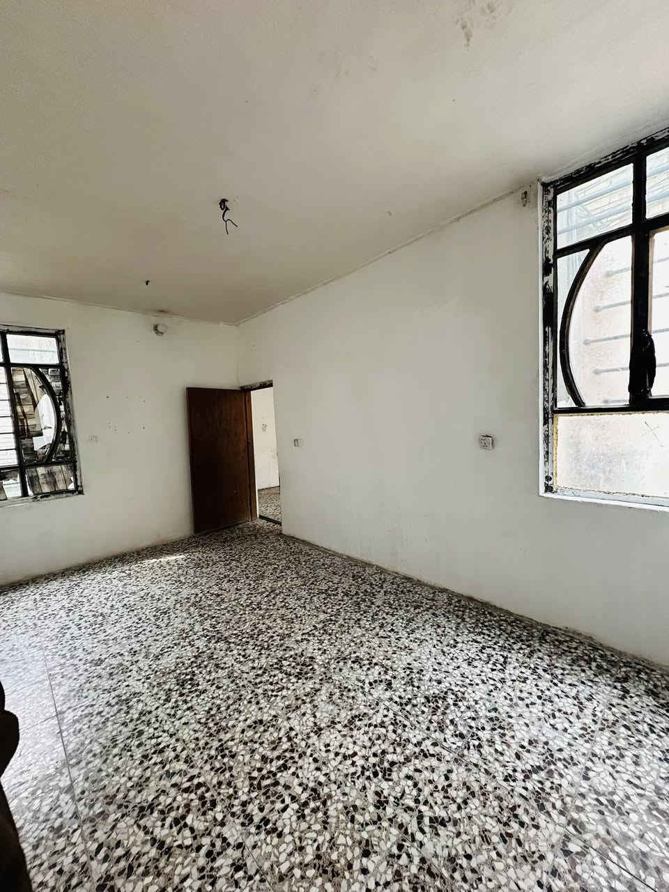 سلام عليكم شقة لليجار ابو دشير قرب مدرسة الفيالق
غرفة نوم و استقبال و ‏صحيات و مطبخ 
سخان موجود ماء اسالة موجود تانكي موجود كهرباء موجود سحب مولد موجود الشقة جاهزة 
للتواصل او الاستفسار *********** ￼
