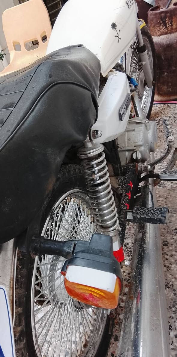 سلام عليكم دراجه ايراني للبيع محرك تايكر موديل18
ضفيره جديده لايت زنون شغاله خاليه من اي عطل بدون اوراق أوراقها ضائعه  السعر 300وبيها مجال قليل  الخاص مفتوح وهاذا رقم هم *********** مكان ديالى بلدروز 👋🏽
