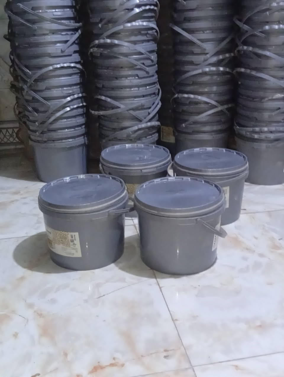 السلام عليكم 700قطعه سطل وسط سعر لقطعه 500دينار مكاني كربلاء قريب سيطره الابراهيميه ***********
