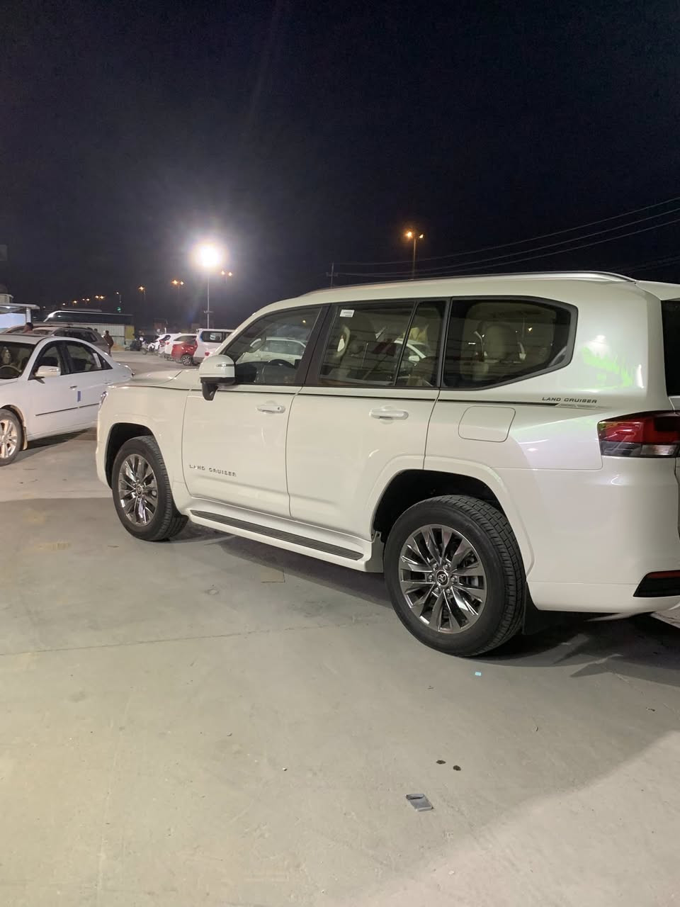 للبيع لاندكروز ضمان شركة ساز ‏الأصلي موديل ٢٤ كفاله عامه من شخط ماشيه ٨٠٠٠ سعر ٧$ وبيها مجال الاستفسار ***********
