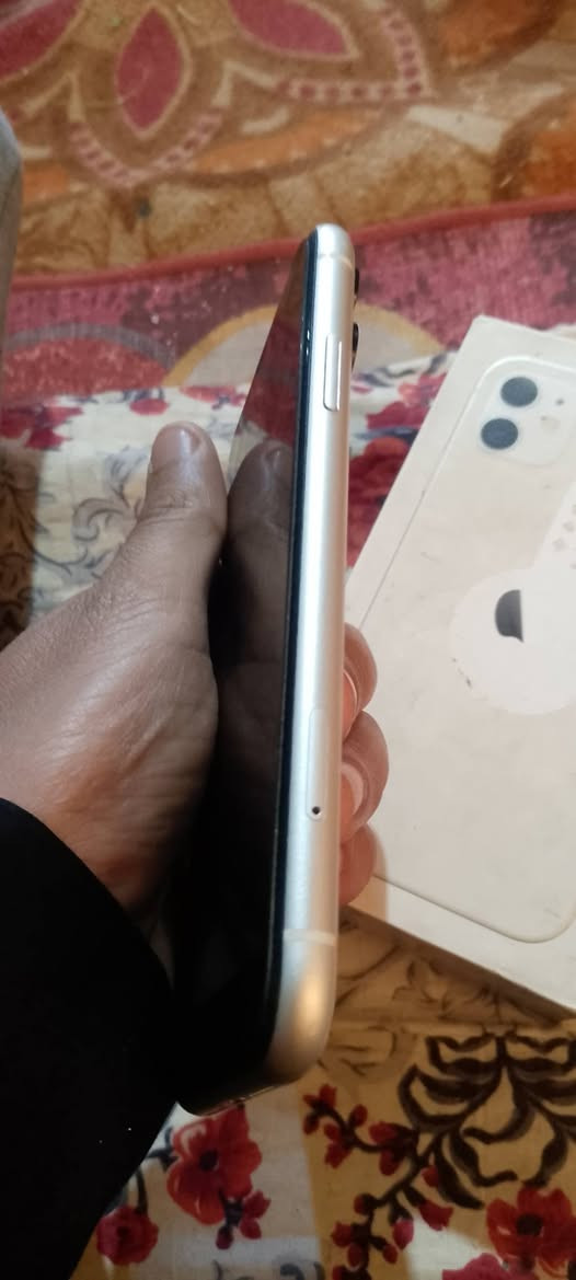 سلام عليكم يفون 11العادي نضيف كلش تليفون مكفول من شخط بس بطاريه مبدله 100شرط صليه سعر 230وبي ‏‪***********‬‏مجال مكان شطره
