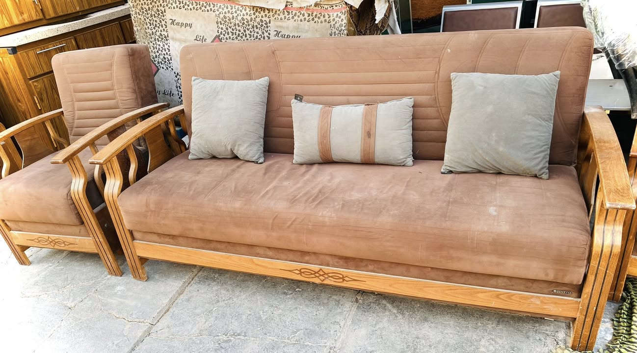 السلام عليكم 
تخم تركي سبع مقاعد نضيف كلش ينقلب يصير سرير خشب قوي السعر 400 وبي مجال العنوان (شارع فلسطين)
***********
