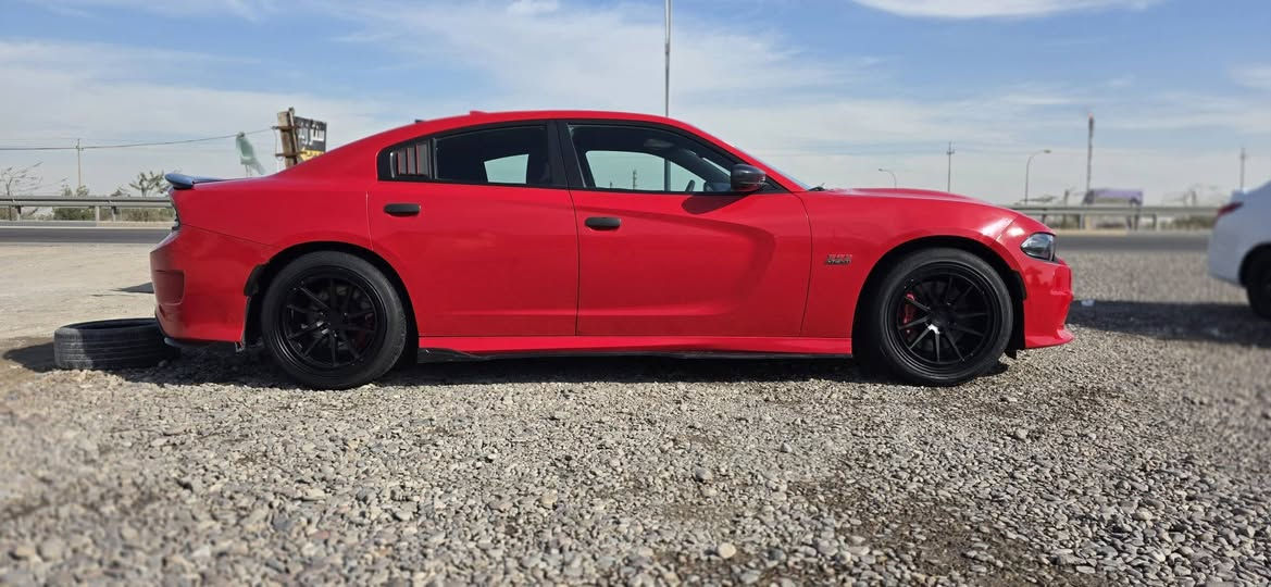 سلام عليكم 
شارجر 2017 سكات باك 6.400
السياره بدون حادث كفاله بديها بنيد مقسم فقط 
داخله تقرير تعمل وتسير 
جاهزه السياره من الطول للطول 
كزوزت رياضي 
داخل احمر 
السياره فول عده الفتحه 
ربع متذب عليها 
مكاني البصره 
***********
