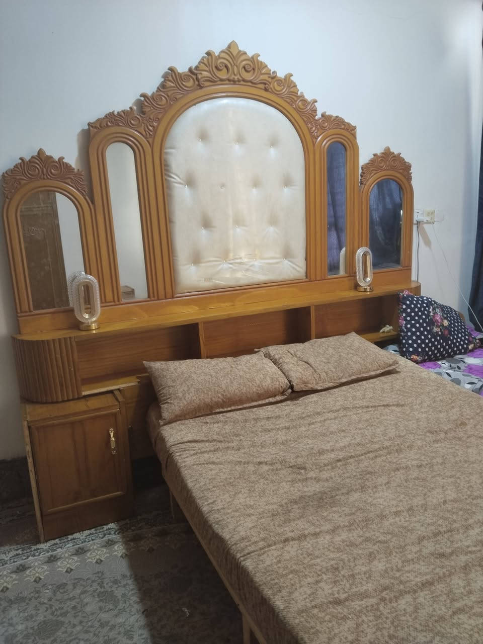 السلام عليكم غرفه اخشاب للبيع نضيفه
السعر ٥٠٠ وبيها مجال الغرفه  نفسها لي بلصور بس زاويه مابيها 
مكاني بابل سكندريه *********** متواجد واتساب
