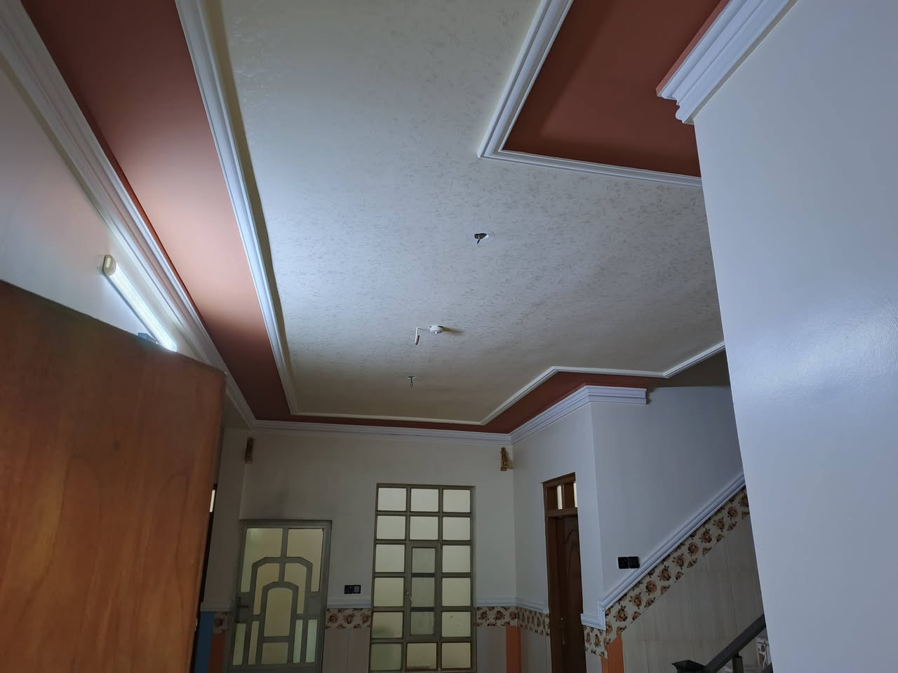 بسم الله الرحمن الرحيم على بركة الله بيت للبيع في السكنيه مجاور سكة القطار ثاني محولة البيت يحتوي على كراج كبير و حديقه و ديوان و صاله  ومطبخ ومناور عدد 2 وحمام كبير و غرف عدد(2)
البيت مساحتة 250 متر 
سعر البيع/ 85
للأستفسار/***********
