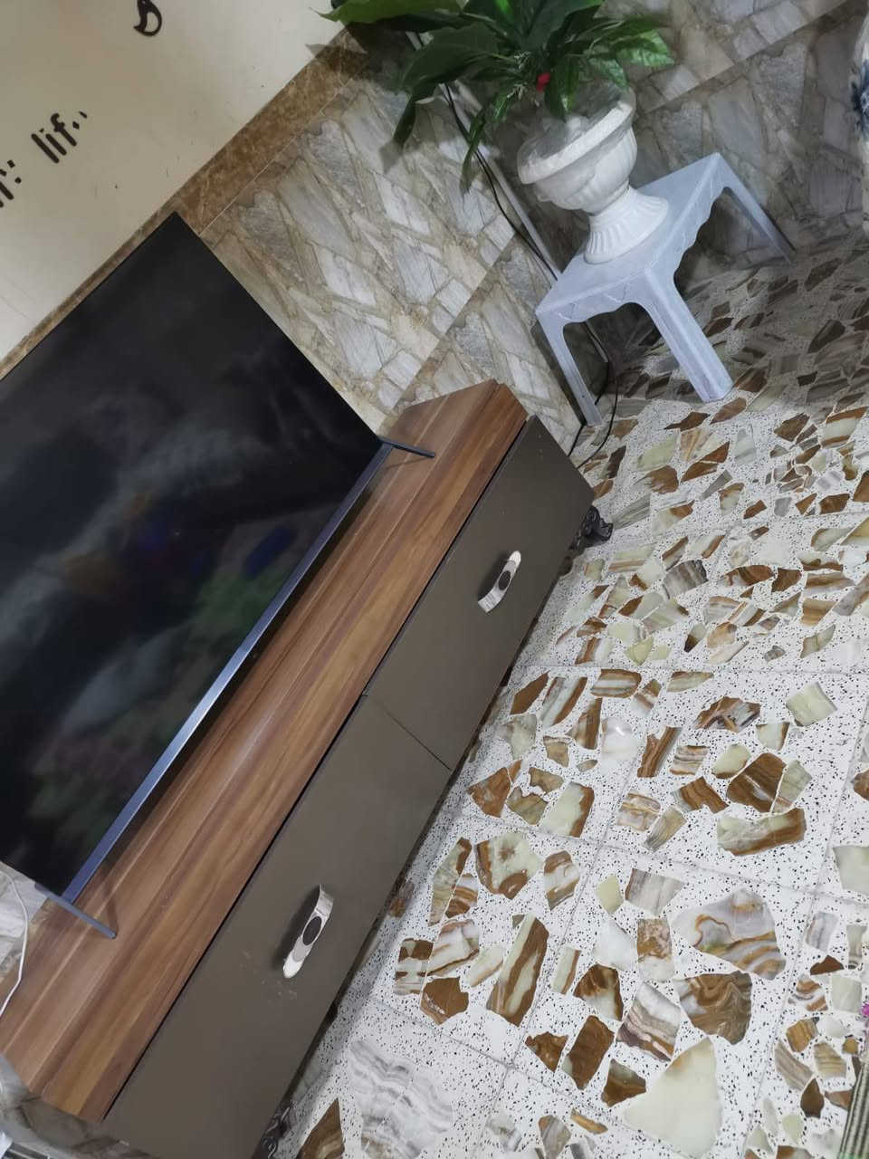 ميز تلفزيون للبيع بس بدون التلفزيون مابيه اي ضرر وثقيل ب ٧٥ مكاني مهندسين سيف سعد


**إذا كنت صاحب هذا الإعلان وتريد حذفه لأي سبب، رجاءا أرسل رسالة إلى الدعم الفني**