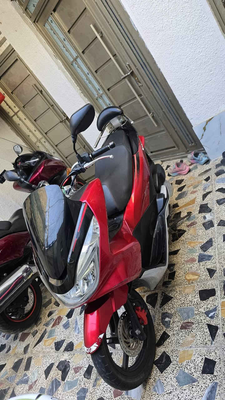 السلام عليكم  .  شباب PCX جيل الثاني ياباني موديل 2018  للبيع 
الدراجه مكفوله كفاله عامه الدراجه كله شغاله حساس زدحام و ستان كهربائي كله شغاله ماشيه 28 الف حقيقي لون احمر ام الشرايط لون مميز مكينه 125cc دبلات حمر و تجوه بلاديه مال رمبه و صالنصه رياضي بلادي مال رمبه سويجات 2 .  ياباني  . شاصيه (  JF  )
مكاني بغداد مدينة الصدر السعر على الاتصال او خاص 
رقمي ( *********** )
