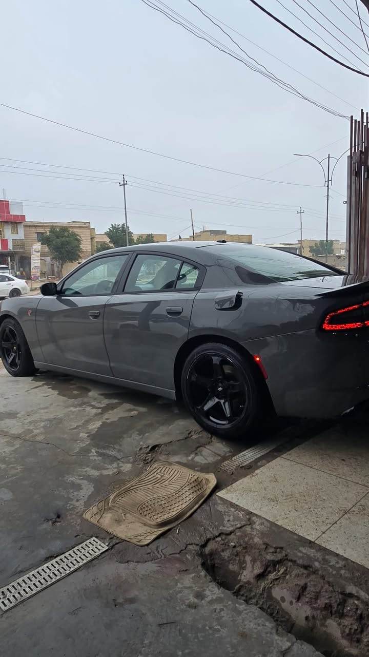السلام عليكم 
دوج جارجر 2018 اصلية اصلية لون سمنتي v6 رقمها ذي قار ماشية 74 mi سيارة جديدة ونضيفة ما مشتغلة خط ويل نجمة 20 حدادية جديدة استعمال شخصي صور الحادث مرفق بالمنشور بيها بنيد محدث مال srt والبجم srt وبيها جاملغ السعر 200 وبيها مجال حك الجية 
مكاني ناصرية مركز 
رقمي : ***********
